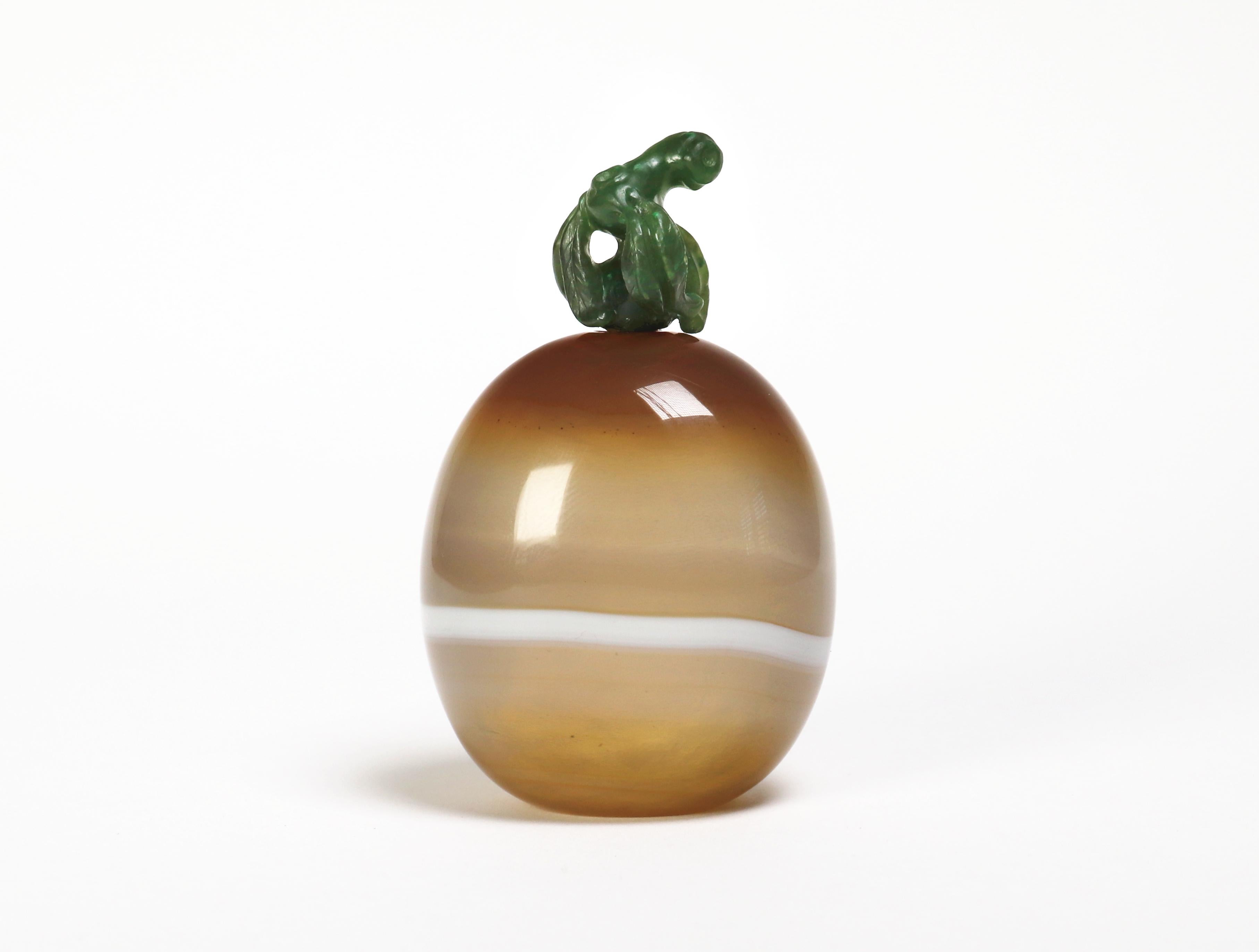 Antique late Qing hand carved agate snuff bottle.

Produced in China towards the end of the 19th century.

Beautifully hollowed, all the way to the edges, the walls are very thin and translucent. 

With original spinach jade stopper in the form of a