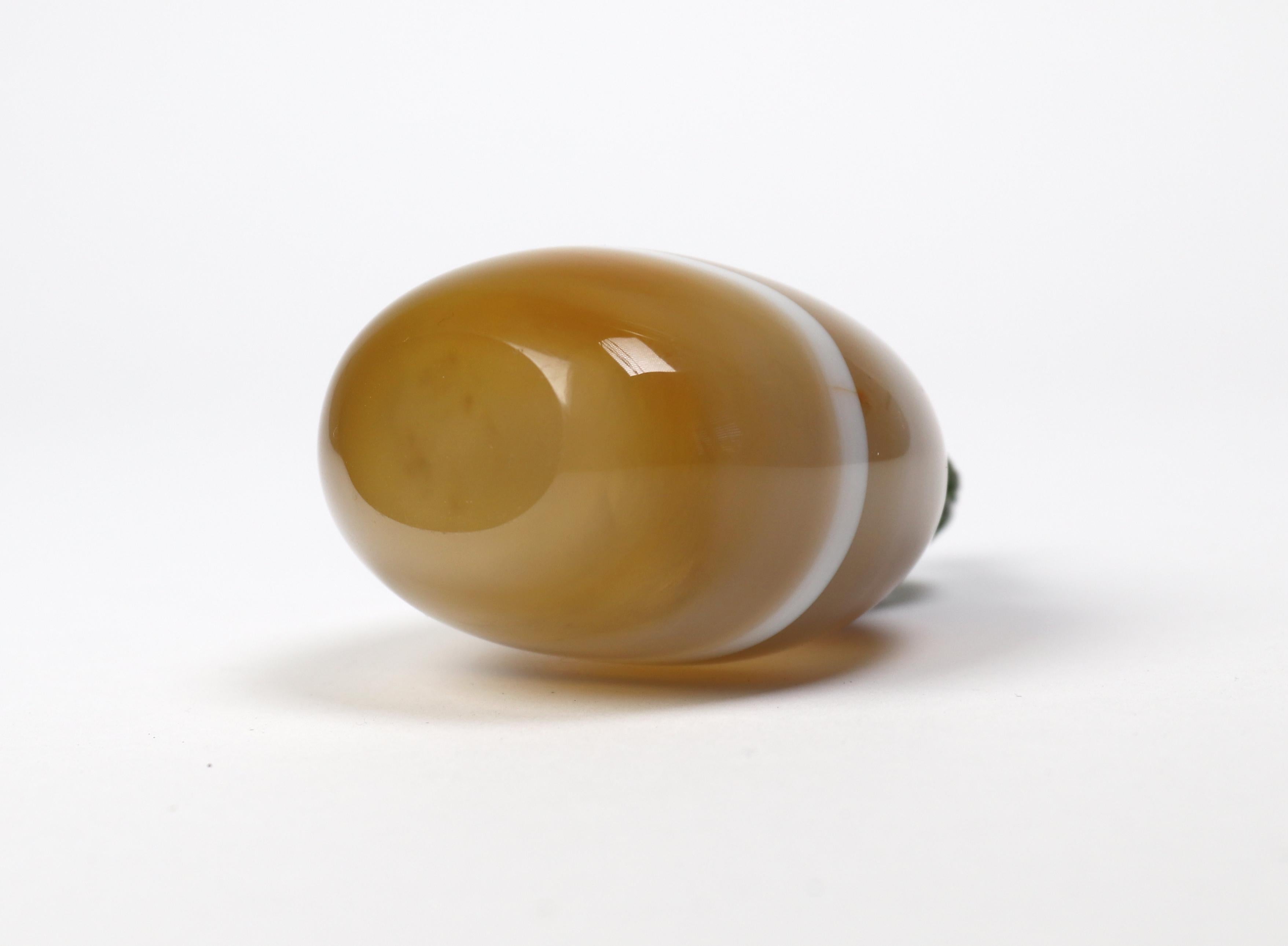Hand-Carved Antique Chinese Snuff Bottle Agate Qing Dynasty For Sale