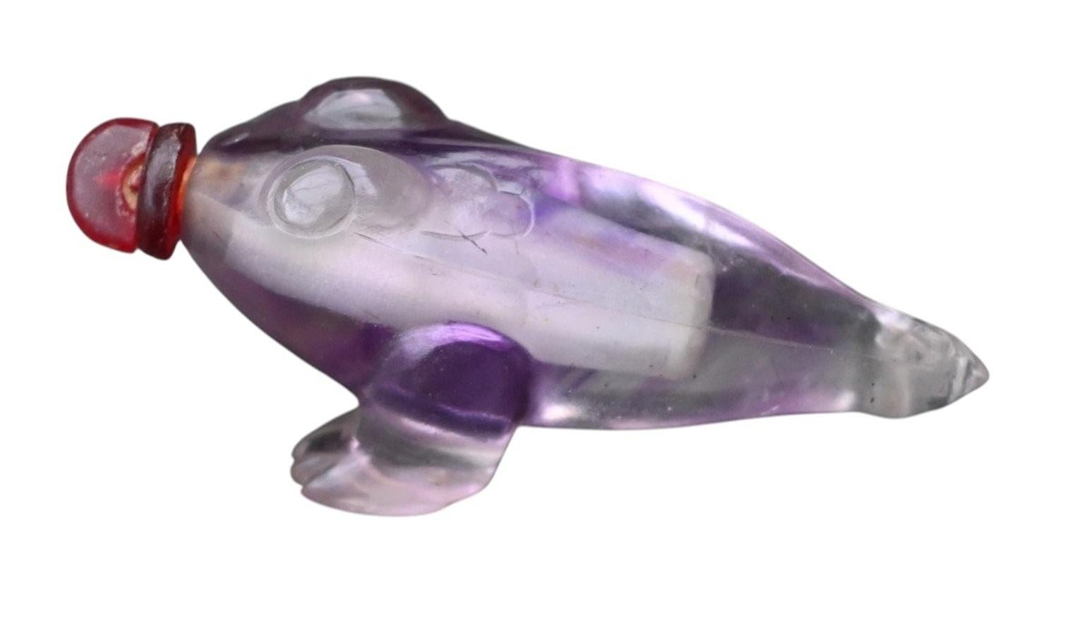 Très  rare tabatière asiatique en améthyste sculptée. 
Très bon travail, belle couleur de la pierre ! En bon état. 
Fin du 19e siècle
Longueur 7,5 cm, hauteur 2,6 cm