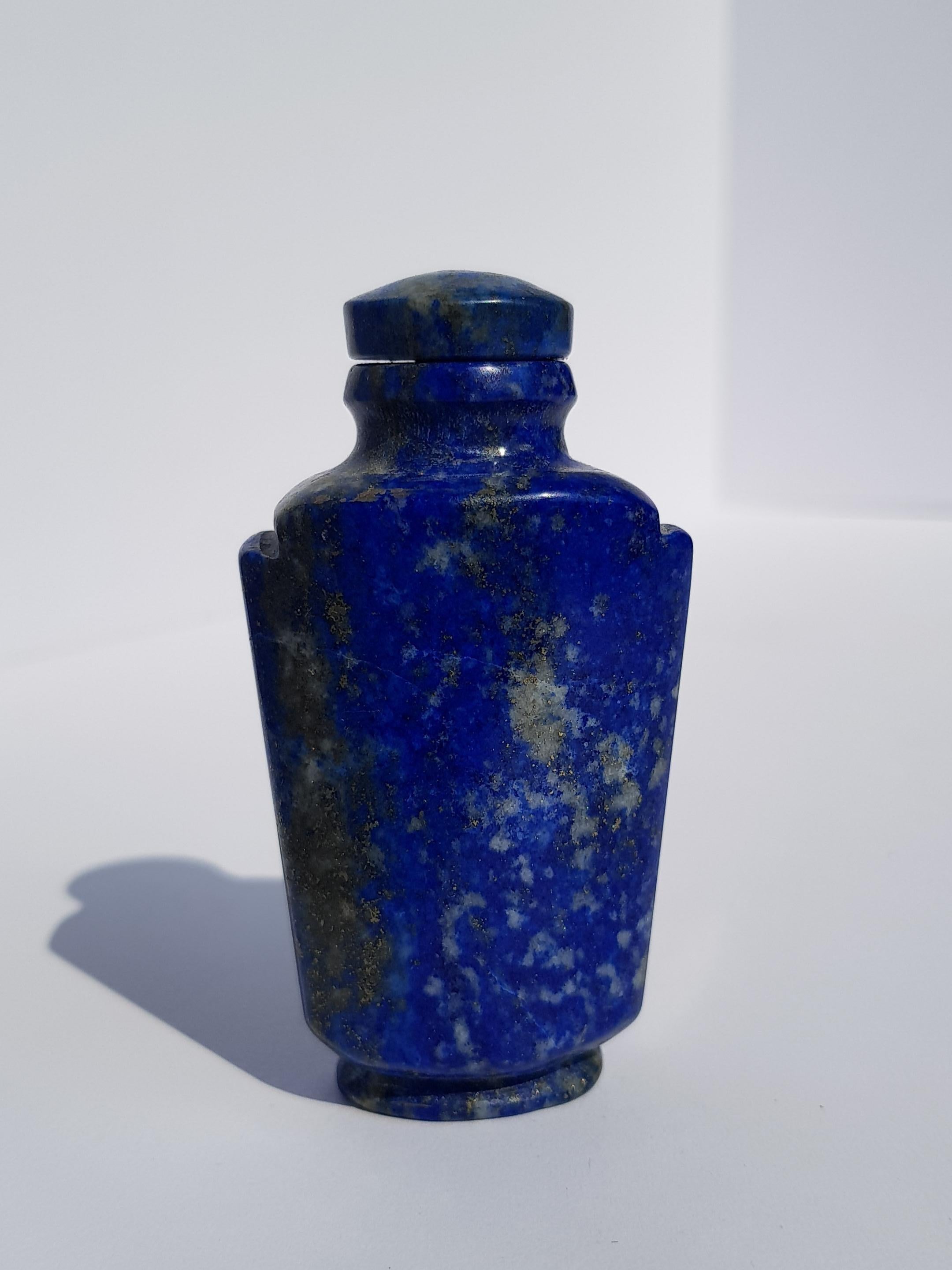 Rare flacon à priser chinois antique sculpté en pierre de lapis-lazuli de la fin de la dynastie Qing. Finement sculpté dans un morceau massif de lapis-lazuli authentique, il présente des tons bleus riches et vibrants et une bonne saturation. Il est