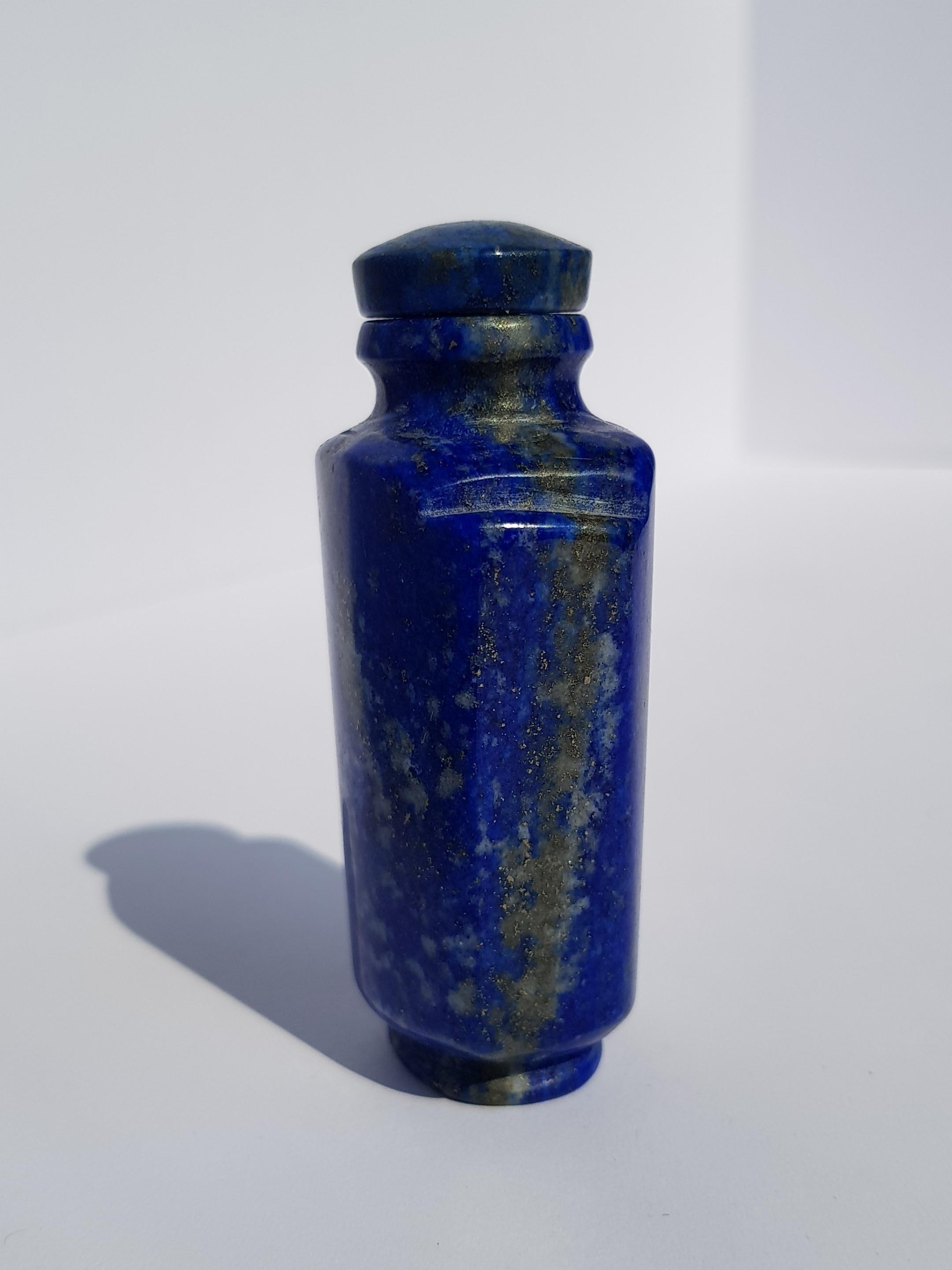 Sculpté à la main Ancienne bouteille à priser chinoise Lapis Lazuli Pierre précieuse sculptée Fin de la dynastie Qing Bleu en vente