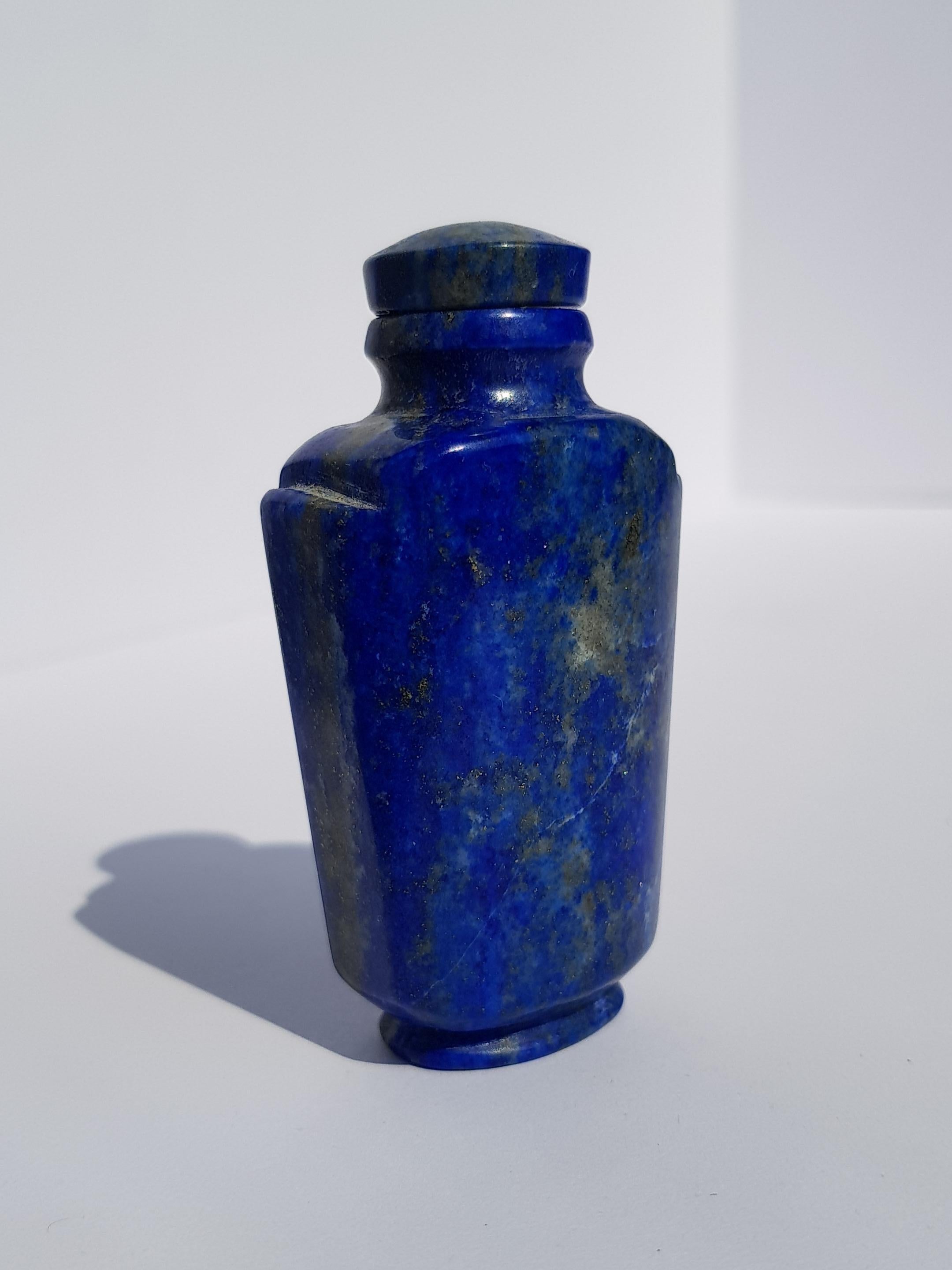 Début du 20ème siècle Ancienne bouteille à priser chinoise Lapis Lazuli Pierre précieuse sculptée Fin de la dynastie Qing Bleu en vente