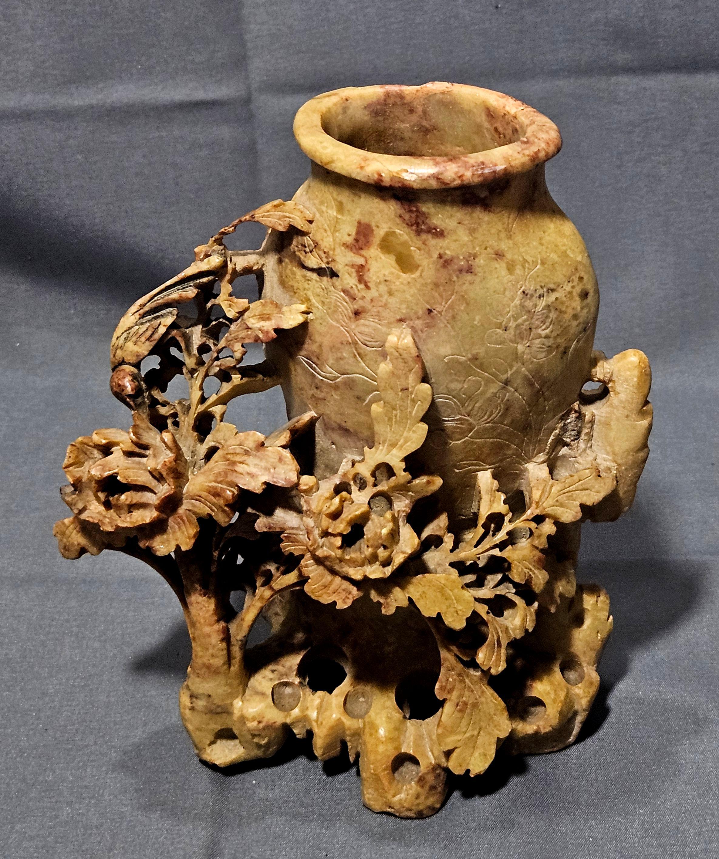 Ancienne sculpture chinoise en pierre à savon représentant un grand vase et des fleurs, bon état


 


