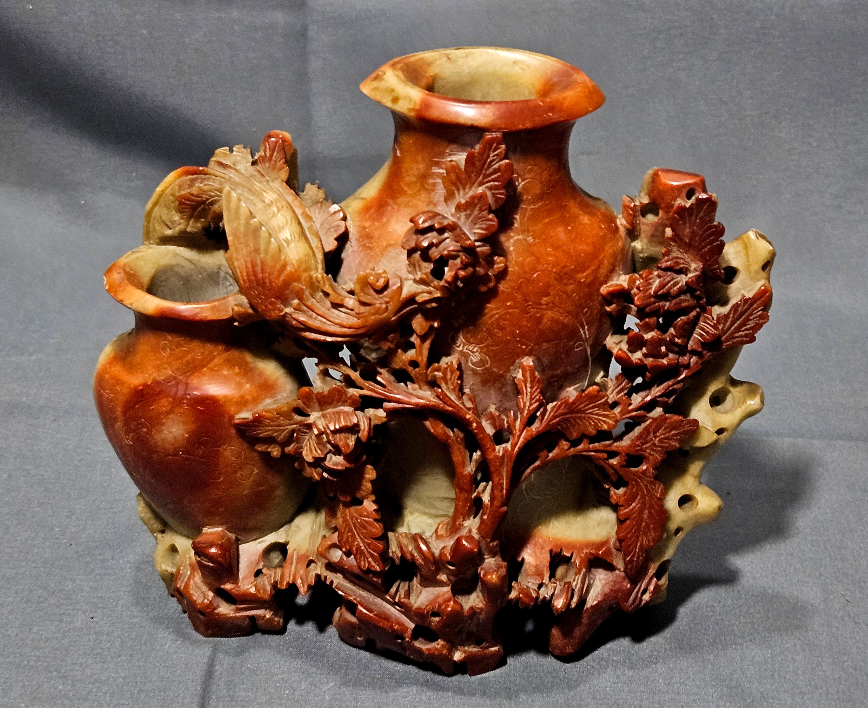 Ancienne sculpture chinoise en pierre à savon représentant deux vases et des fleurs, bon état


 


