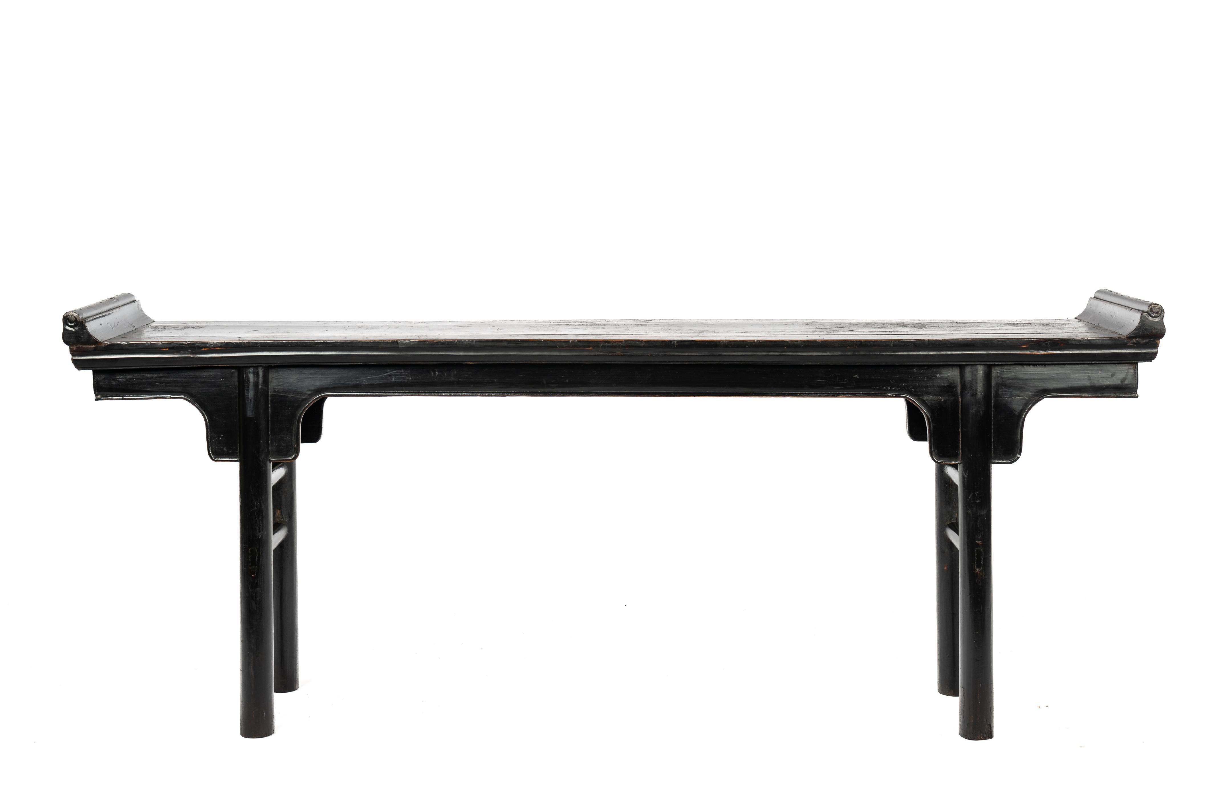 Antique Chinese Solid Carved Elm Blackened Altar Table from the 1920s In Good Condition For Sale In Casteren, NL