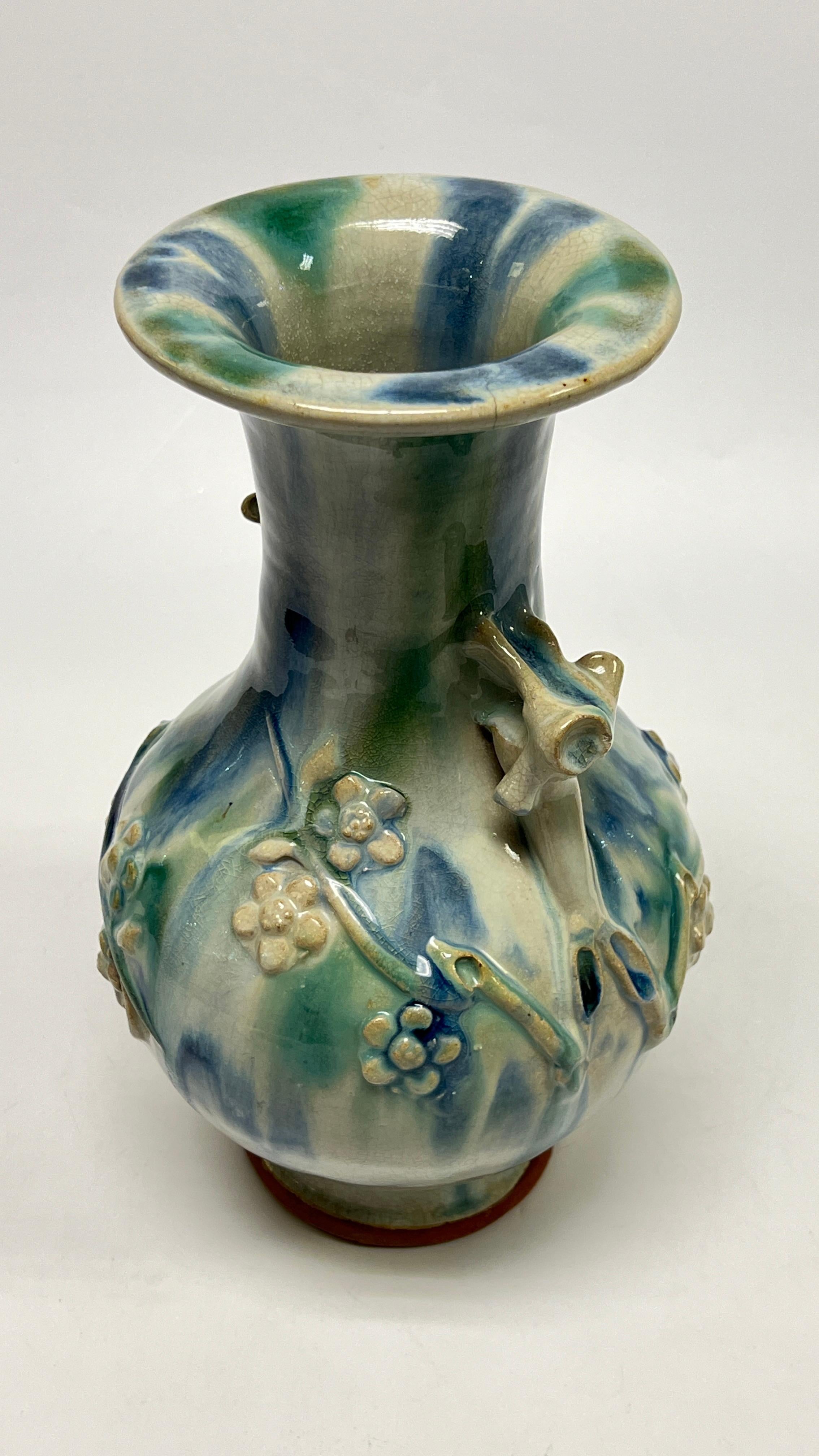Notre vase prunus antique de Shiwan ware à glaçure flammée avec des branches fleuries et un pied non glacé est signé sur le dessous avec ce qui semble être une marque de la dynastie Song.  En très bon état.