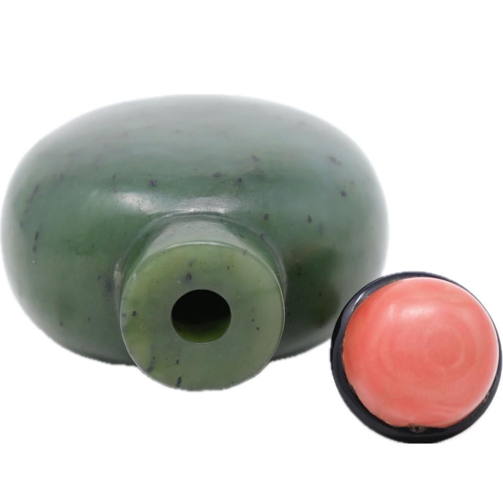 Sculpté Tabatière chinoise ancienne en jade épinard en vente