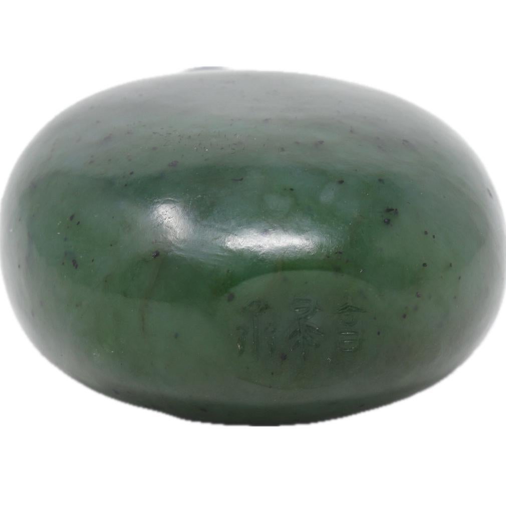 Tabatière chinoise ancienne en jade épinard Bon état - En vente à Point Richmond, CA