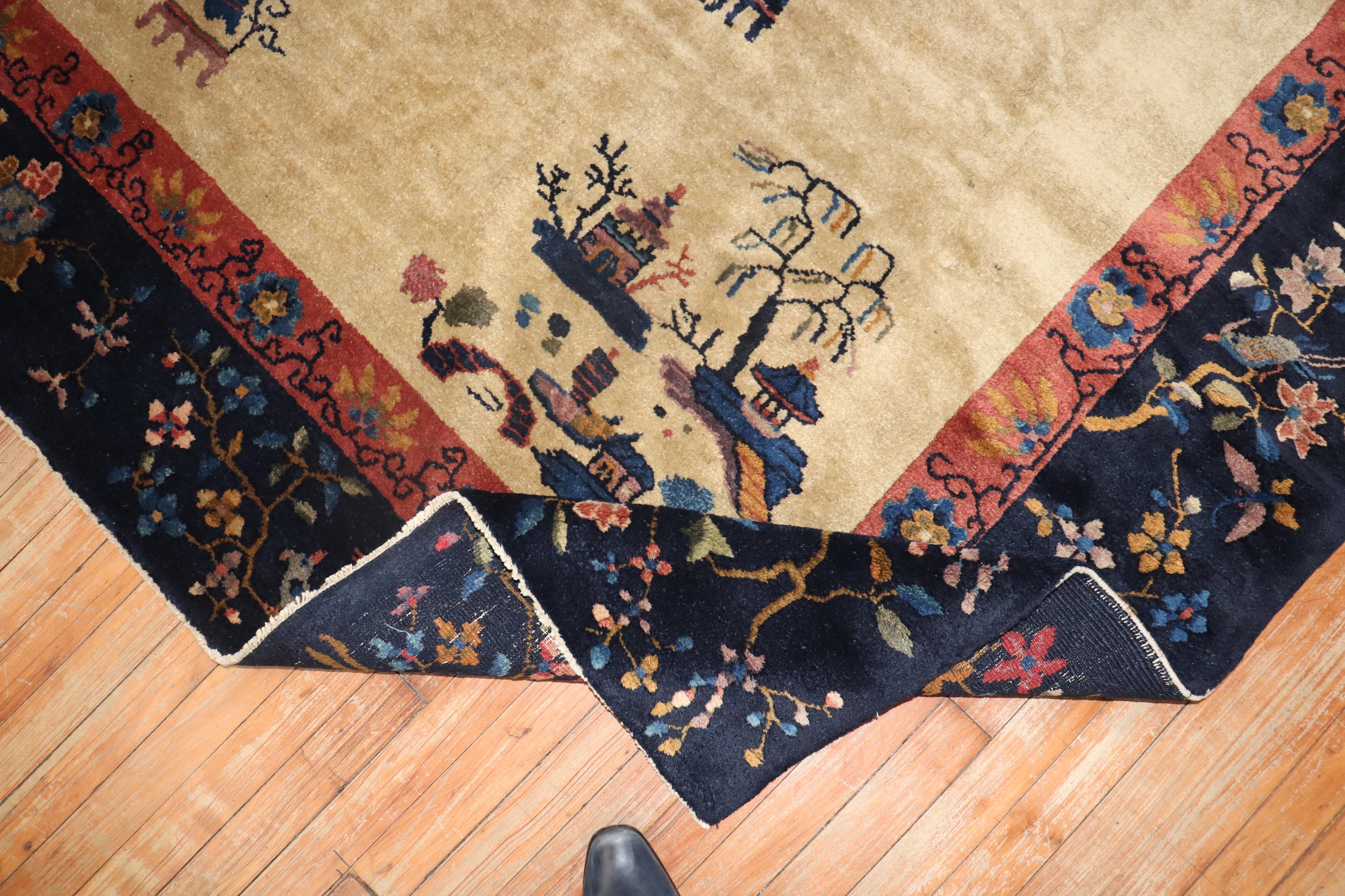 Antiker chinesischer quadratischer Teppich im Zustand „Gut“ im Angebot in New York, NY