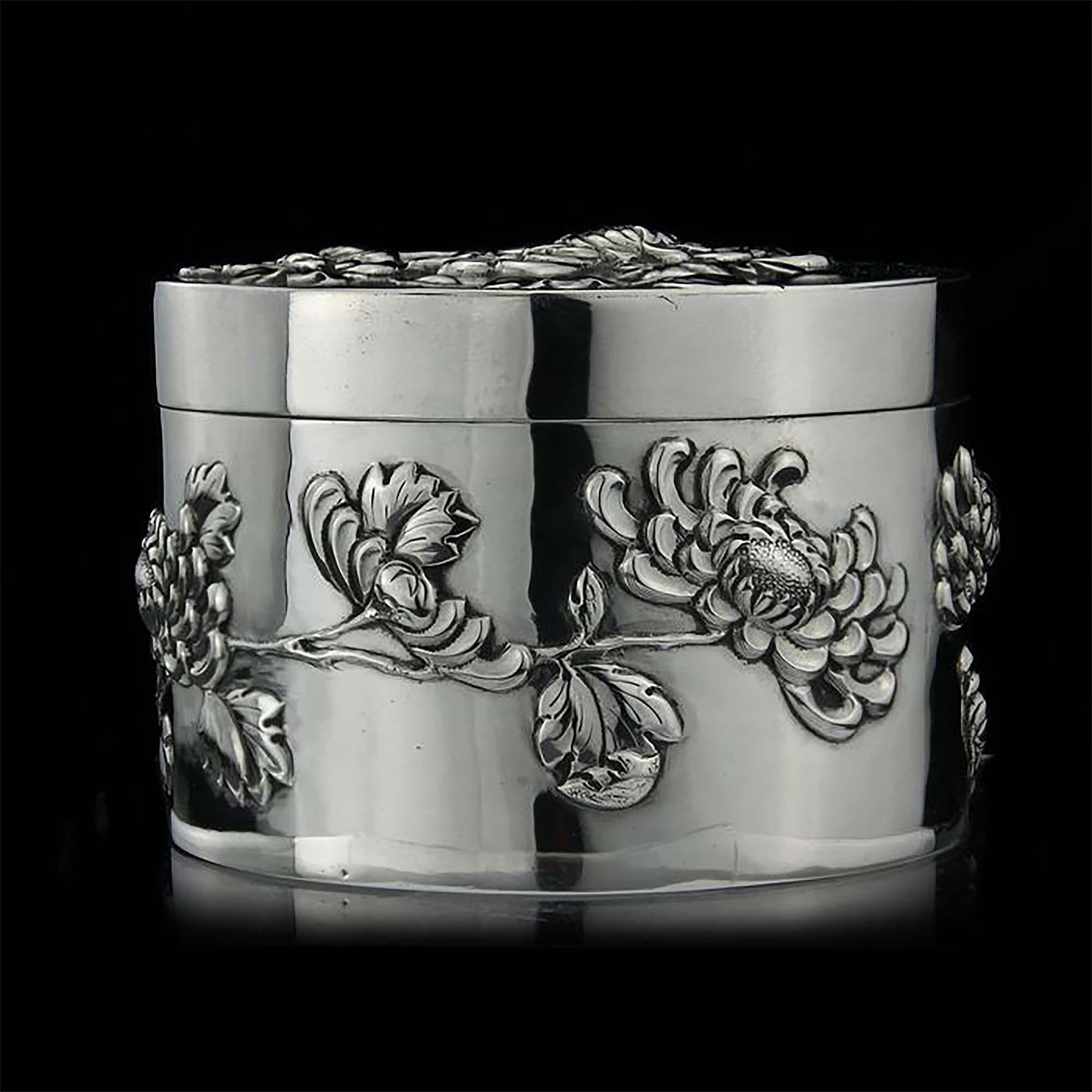 Antique Chinese sterling silver box
Maker: Wang Hing
Made in China, circa 1900.
Chinese Silver Grade 900
Fully hallmarked

Dimensions - 
Diameter: 7.4 cm
Height: 5 cm
Weight: 148 grams

Condition: Minor wear and tear, excellent overall