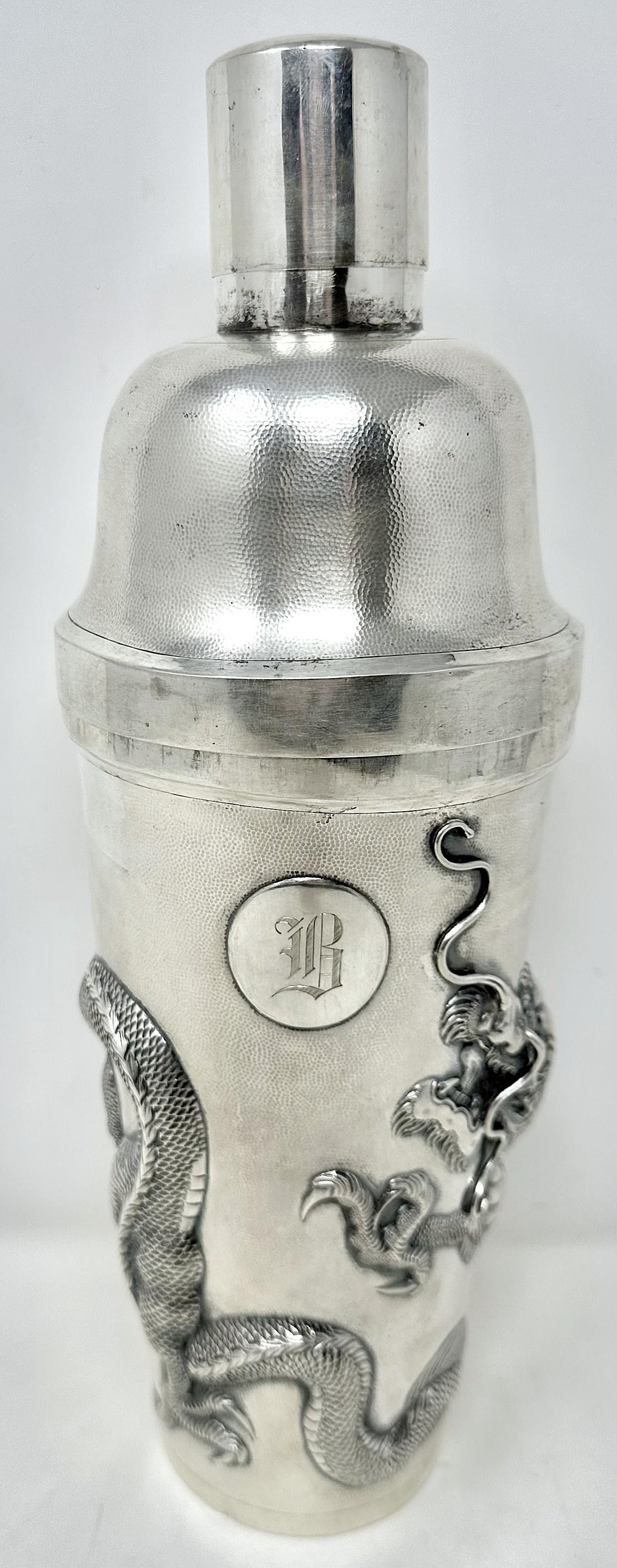 Ancien shaker à cocktail chinois en argent sterling, poinçonné et orné d'un dragon, vers 1900-1920.