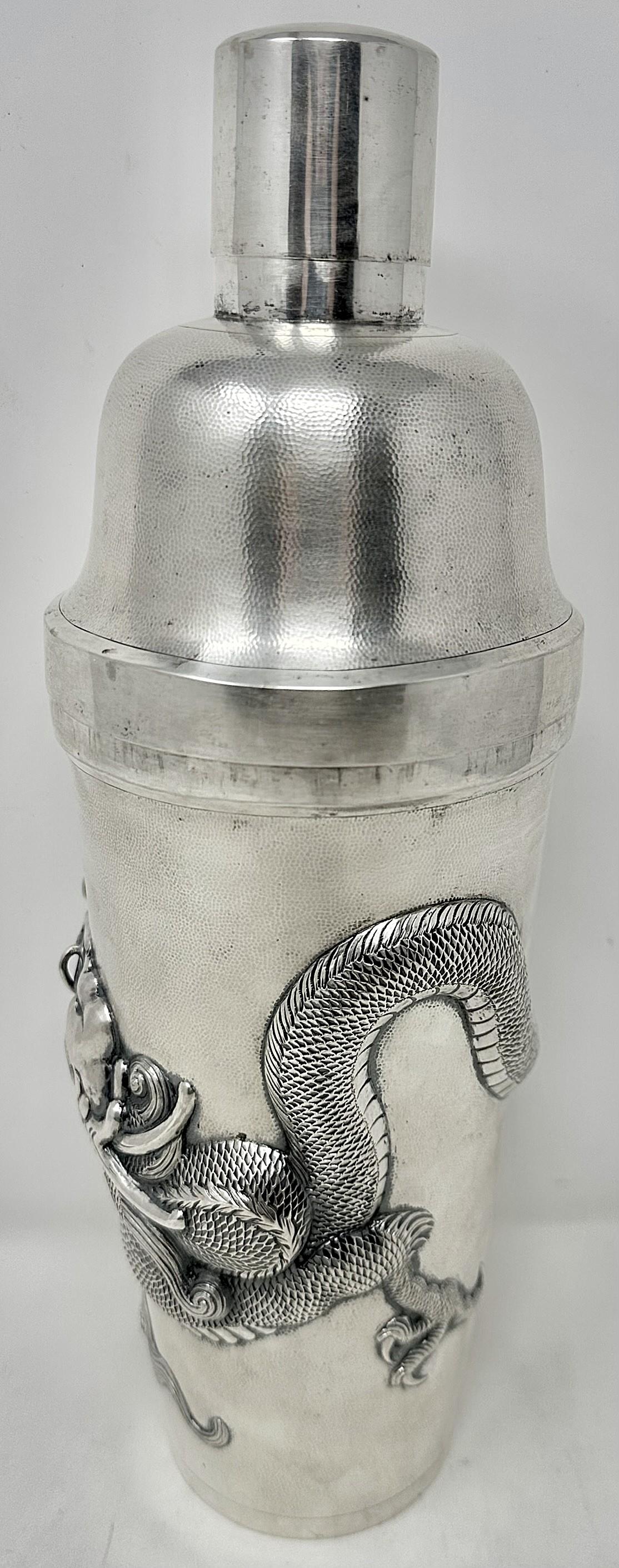 Chinois Ancien shaker à cocktail chinois en argent poinçonné avec dragon, vers 1910 1910 en vente