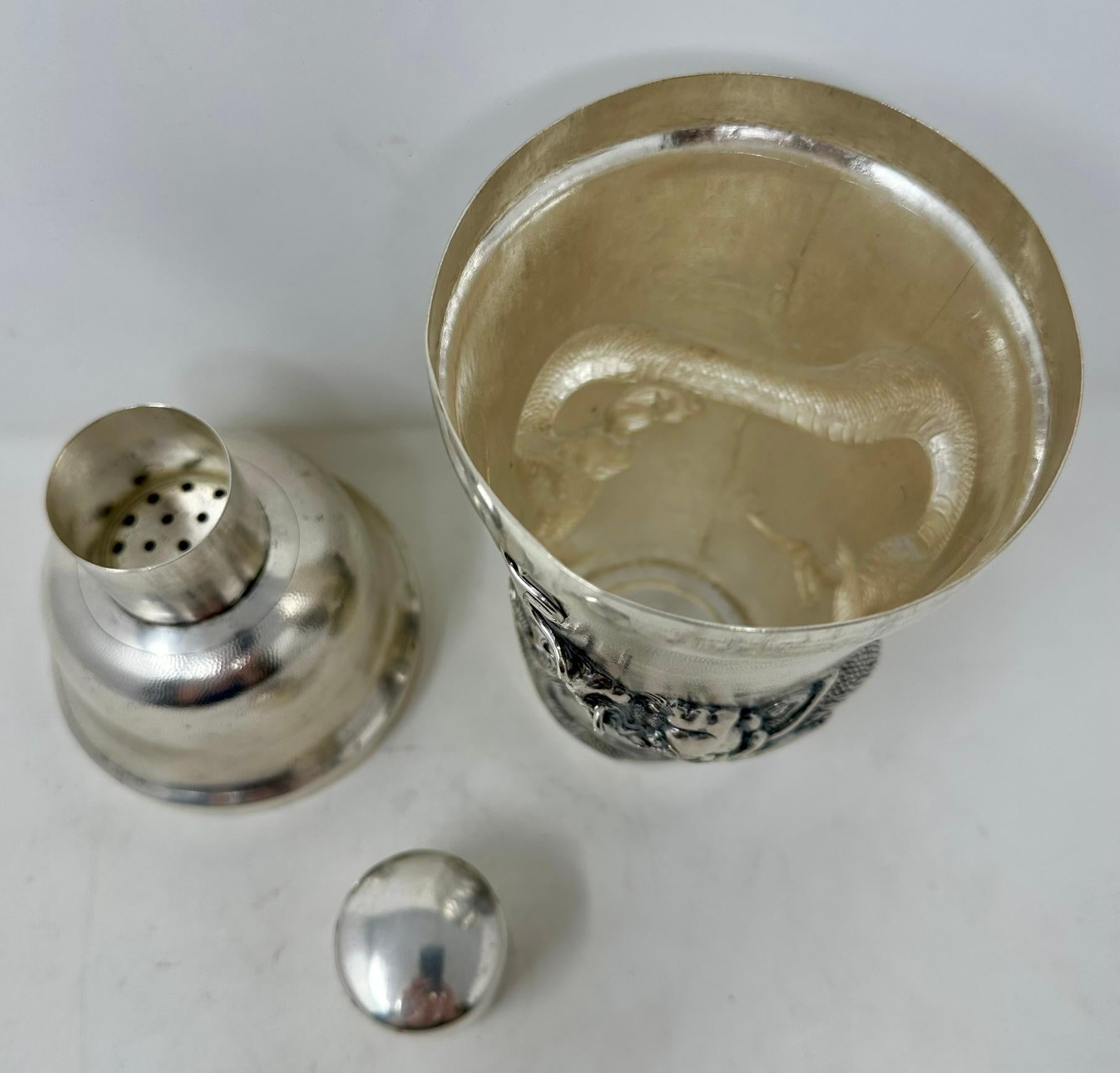 Argent sterling Ancien shaker à cocktail chinois en argent poinçonné avec dragon, vers 1910 1910 en vente