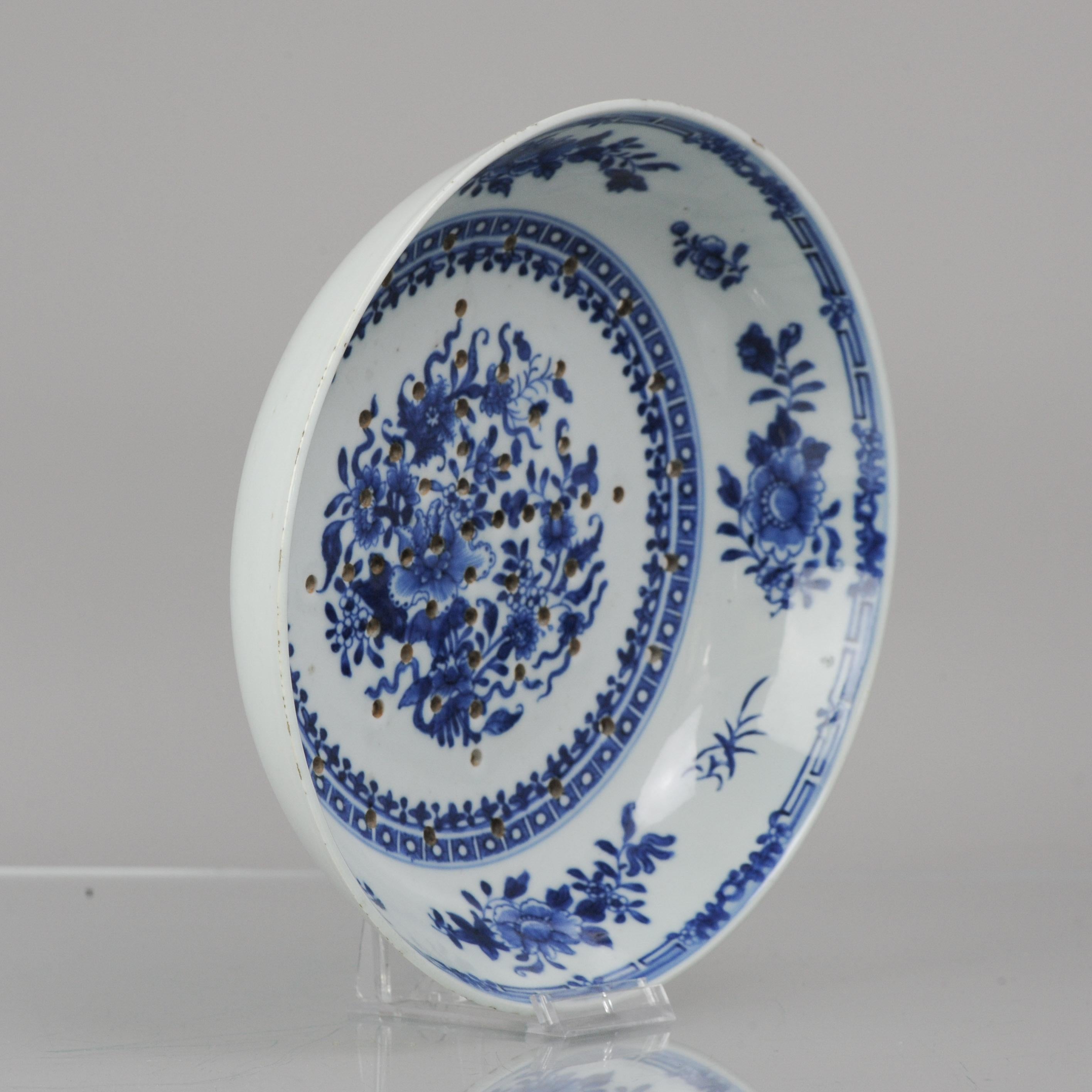 A nice strainer. Qing Dynasty - Qing Period. Central scene of flowers.

Additional information:
Material: Porcelain & Pottery
Region of Origin: China
Period: 18th century Qing (1661 - 1912)
Age: Pre-1800
Condition: Minimal fritting to rim only.
