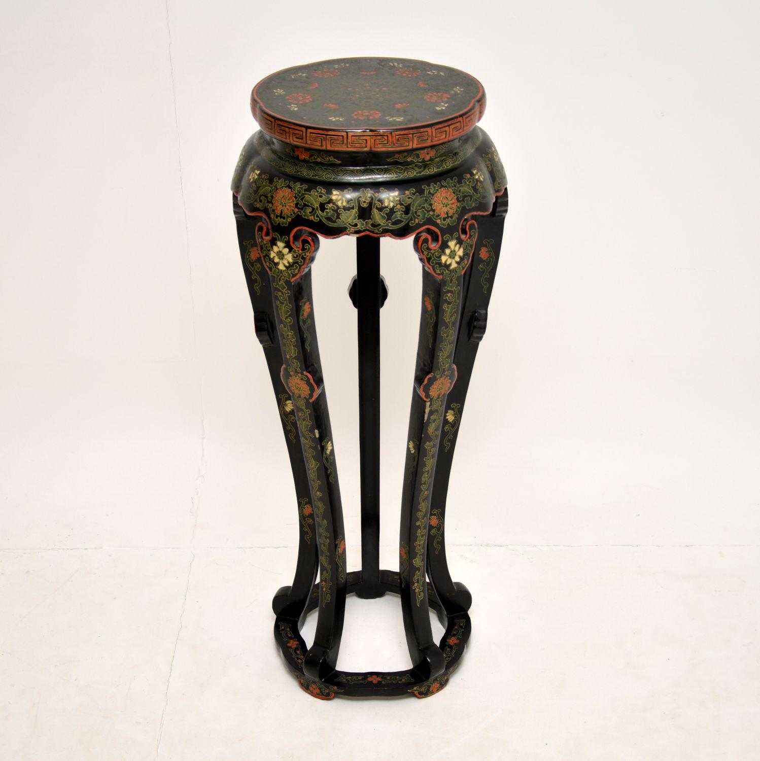 An exquisitely beautiful chinoiserie plant stand, in the antique Chinese style, which I would date from around the 1950’s period.

It is beautifully made and of excellent quality, with stunning decorations all over & very colourful.

It is a