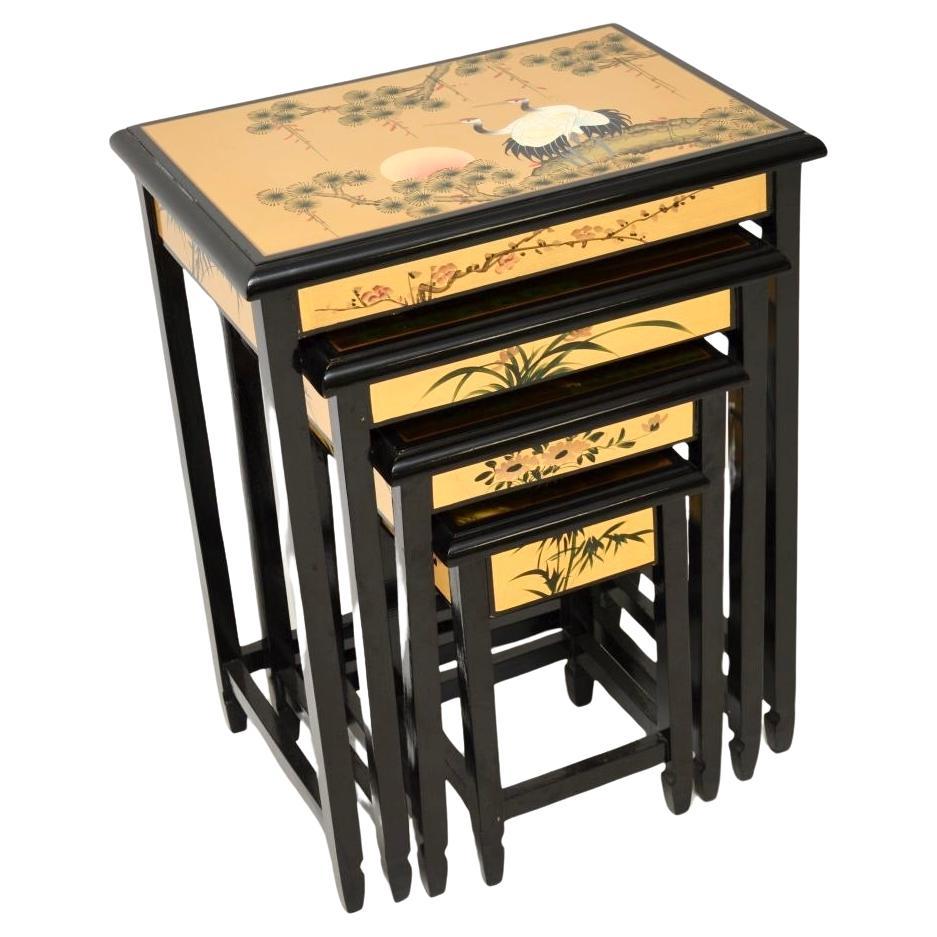 Antikes lackiertes Chinoiserie-Tischset im chinesischen Stil