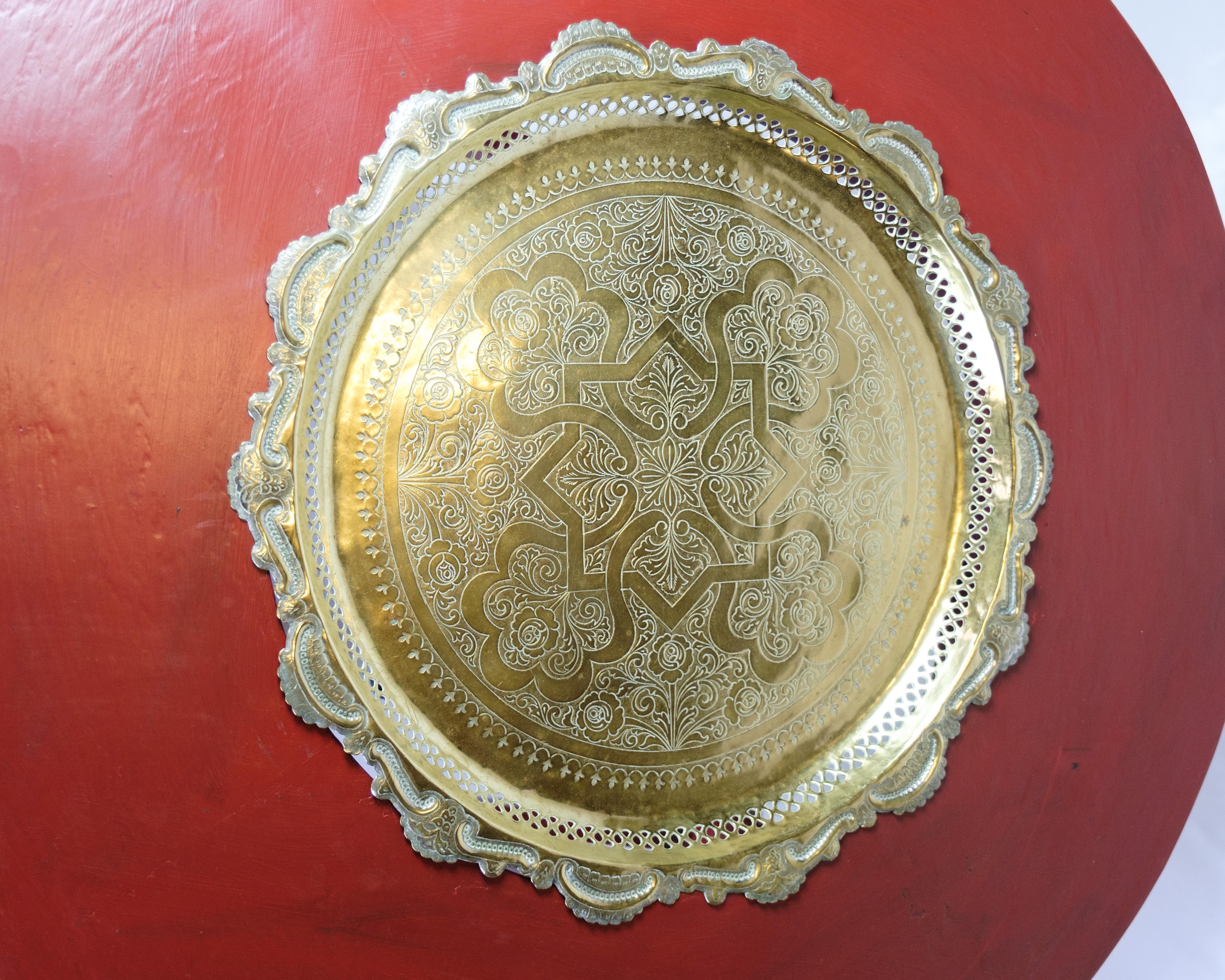 Hand-Painted Antique Chinese Style Round Coffee Table With Bulit-in Brass Tray From 1890s For Sale