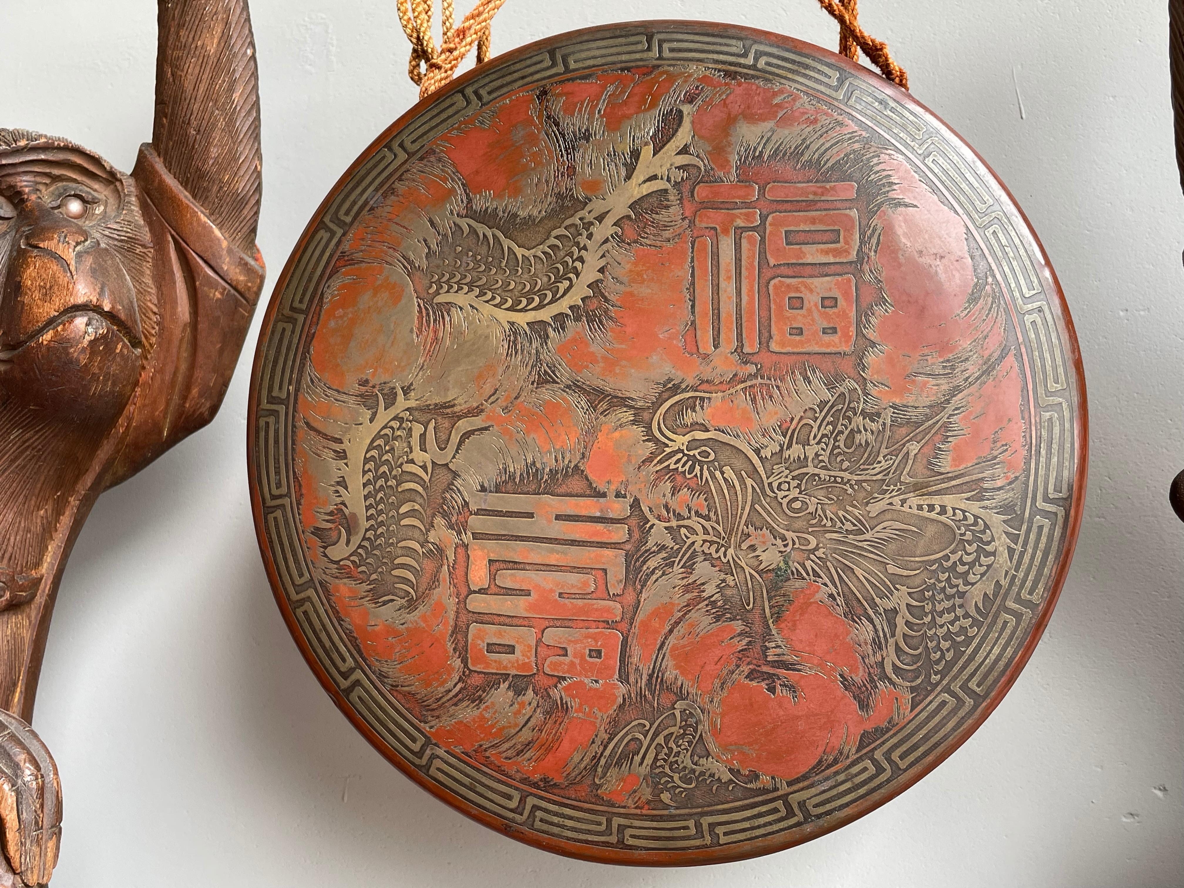 Antique Chinese Table Gong Held Up by Two Hand Carved Wooden Monkey Sculptures In Good Condition In Lisse, NL