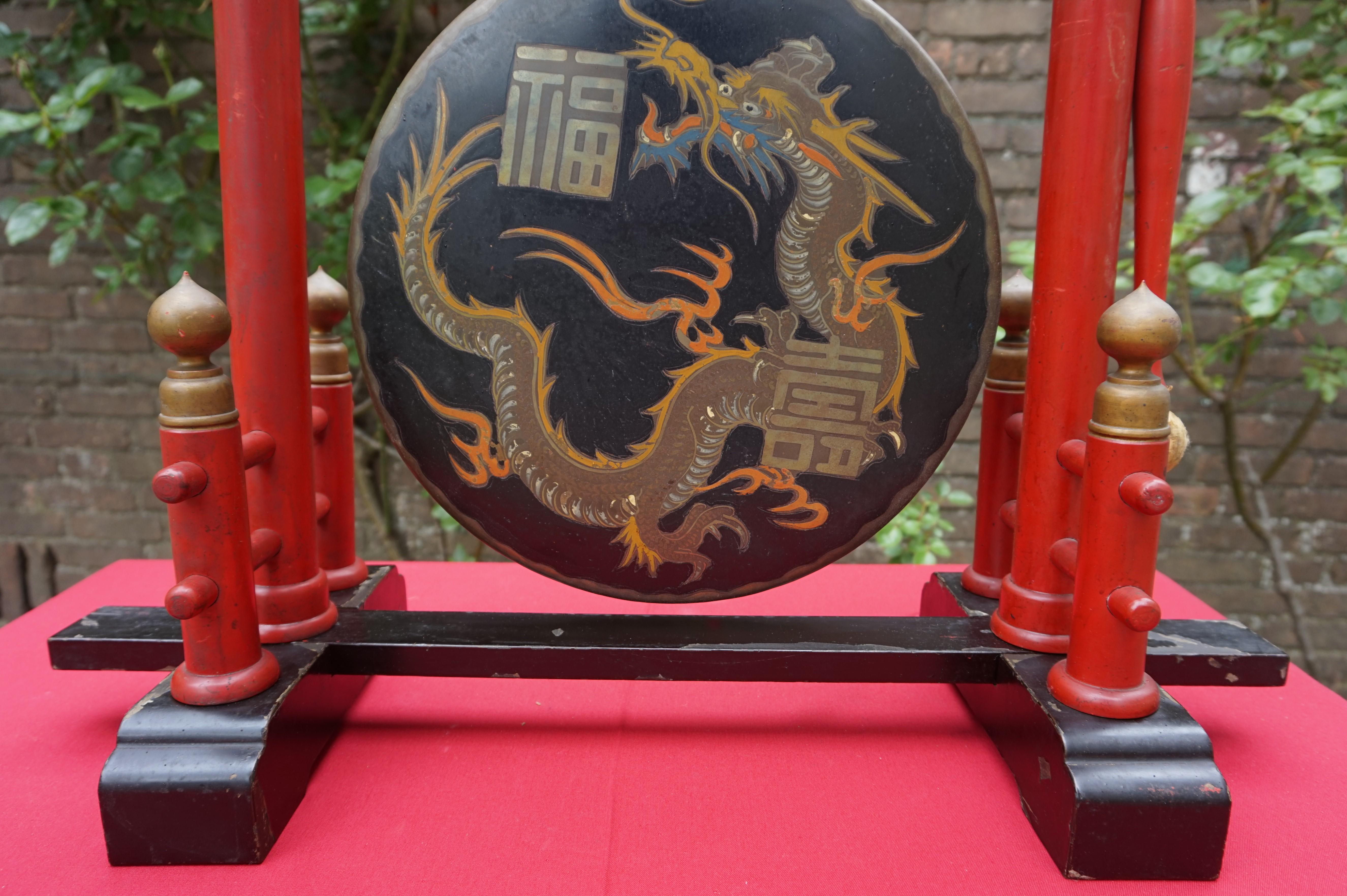 Antiker chinesischer Tisch mit handbemalter Drache auf Messingbügel auf lackiertem Sockel, W. 5