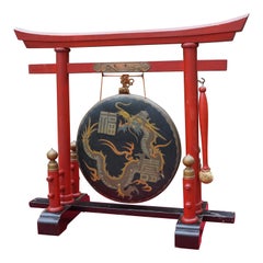 Gong de table chinois ancien sur base laquée avec dragon peint à la main sur gong en laiton
