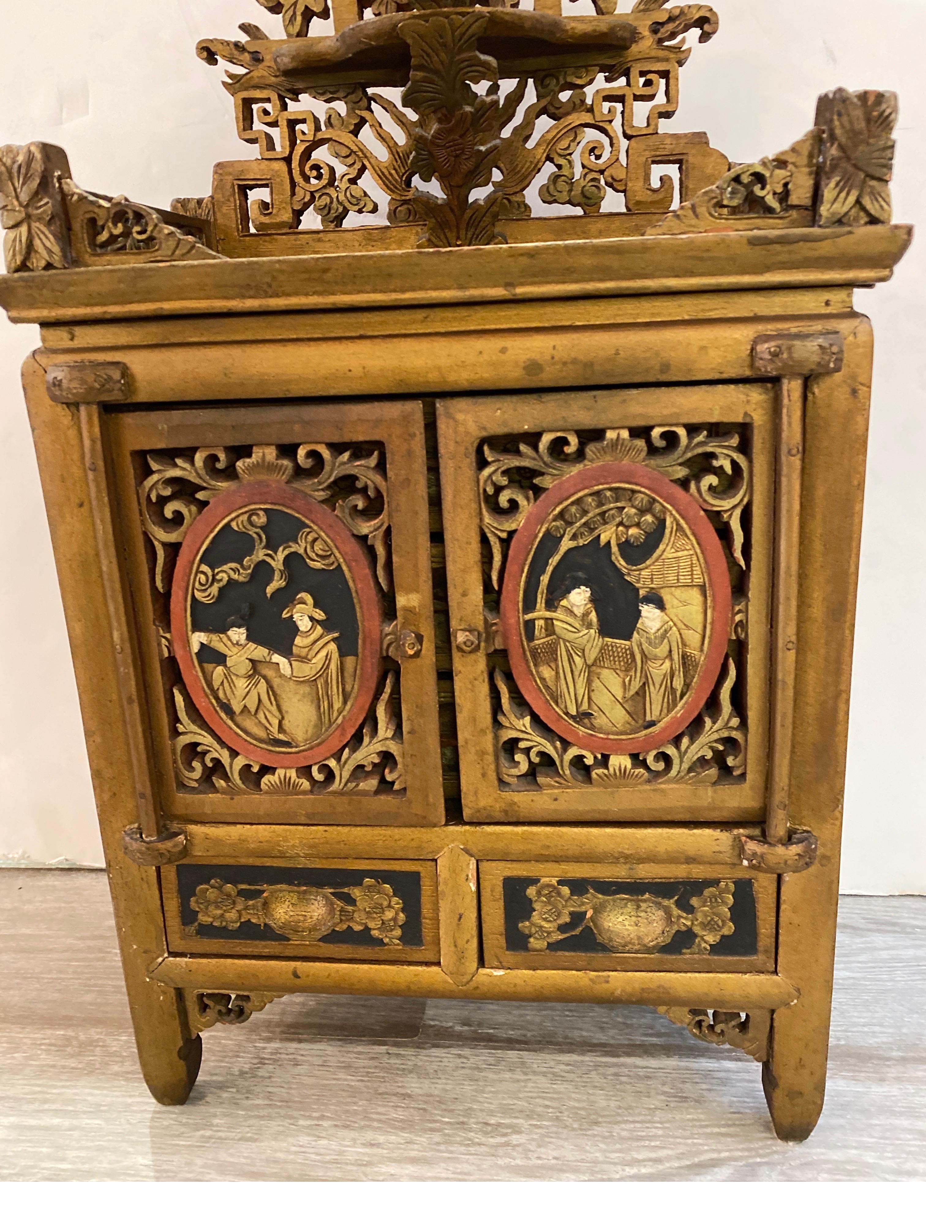 Antique Chinese Table Top Cabinet In Good Condition For Sale In Lambertville, NJ