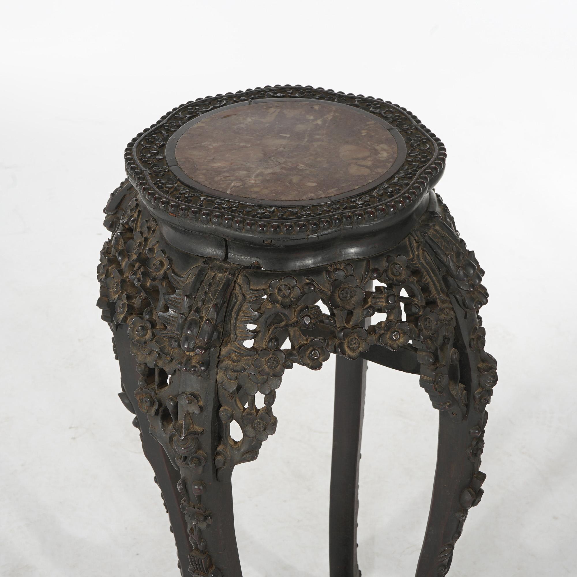 Grande table chinoise ancienne en palissandre sculpté de feuillages avec plateau en marbre rouge, garniture de perles et pieds cabriole à pattes stylisées, vers 1910

Dimensions : 35,75''H x 19''L x 19''P