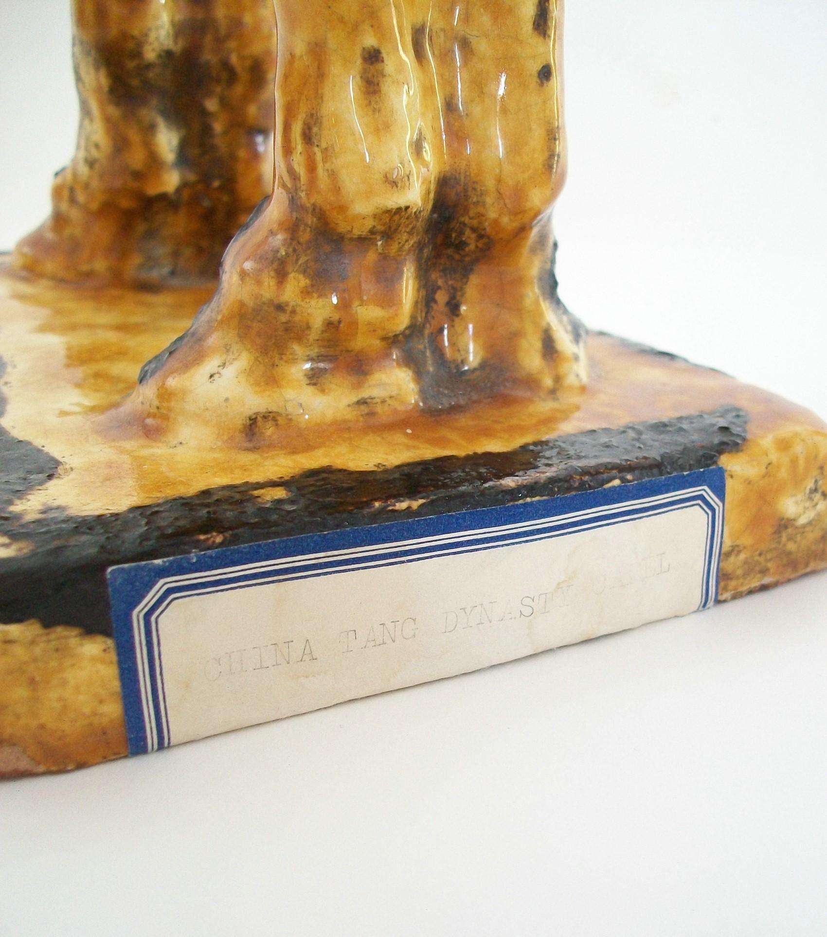 Ancienne figurine de chameau de Bactriane en terre cuite émaillée de style chinois Tang en vente 3