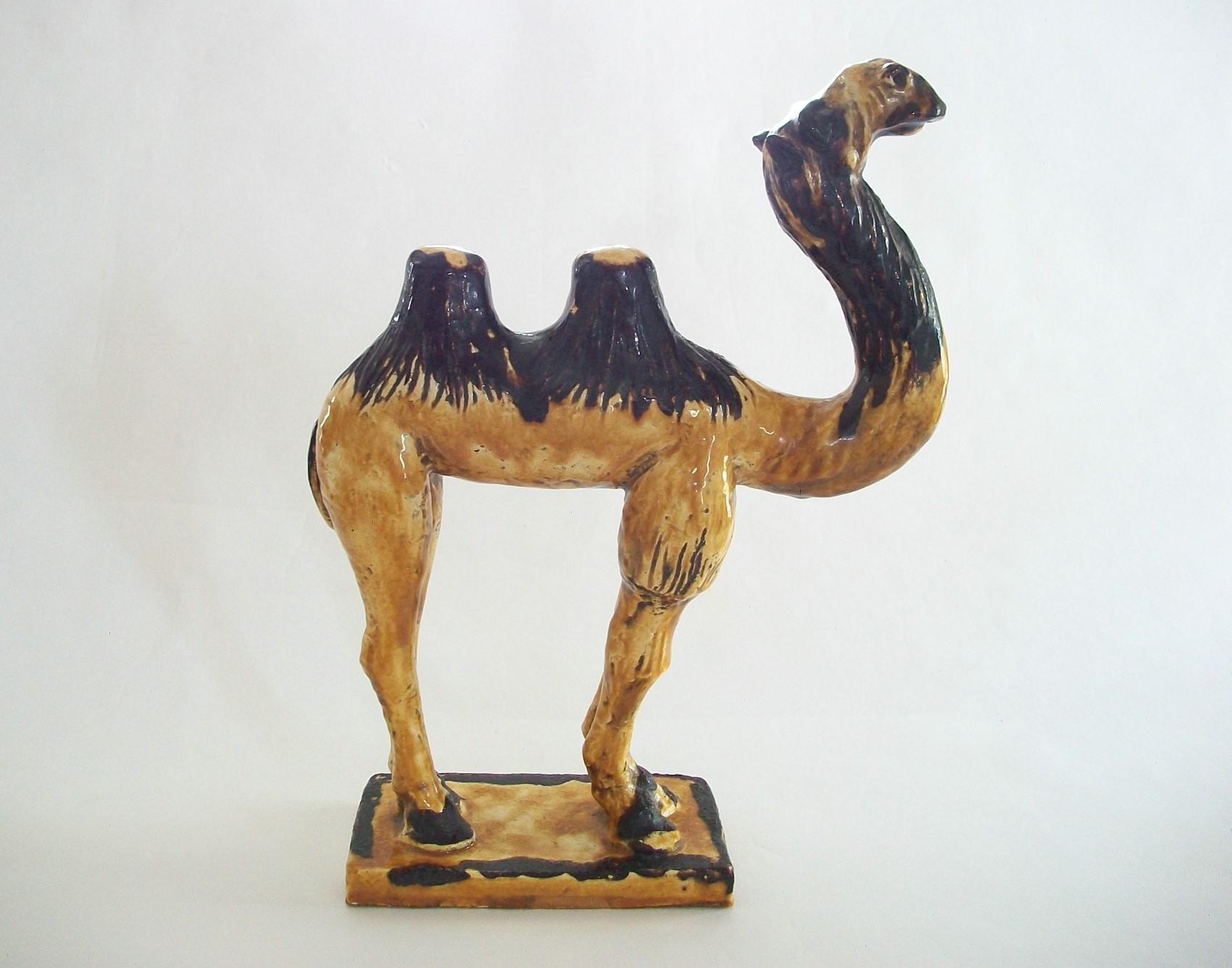 Ancienne figurine de chameau de Bactriane en terre cuite émaillée de style chinois Tang Bon état - En vente à Chatham, ON