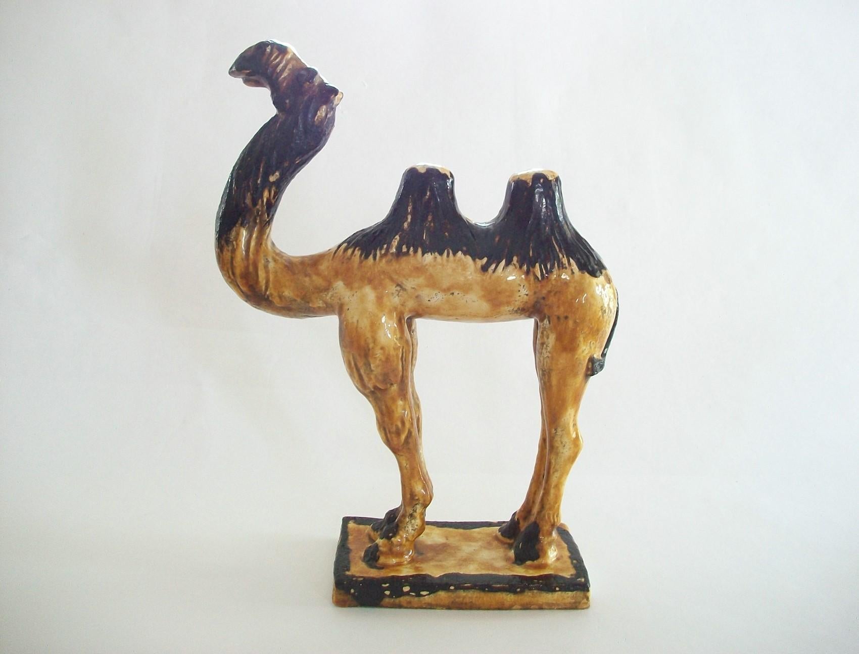 20ième siècle Ancienne figurine de chameau de Bactriane en terre cuite émaillée de style chinois Tang en vente