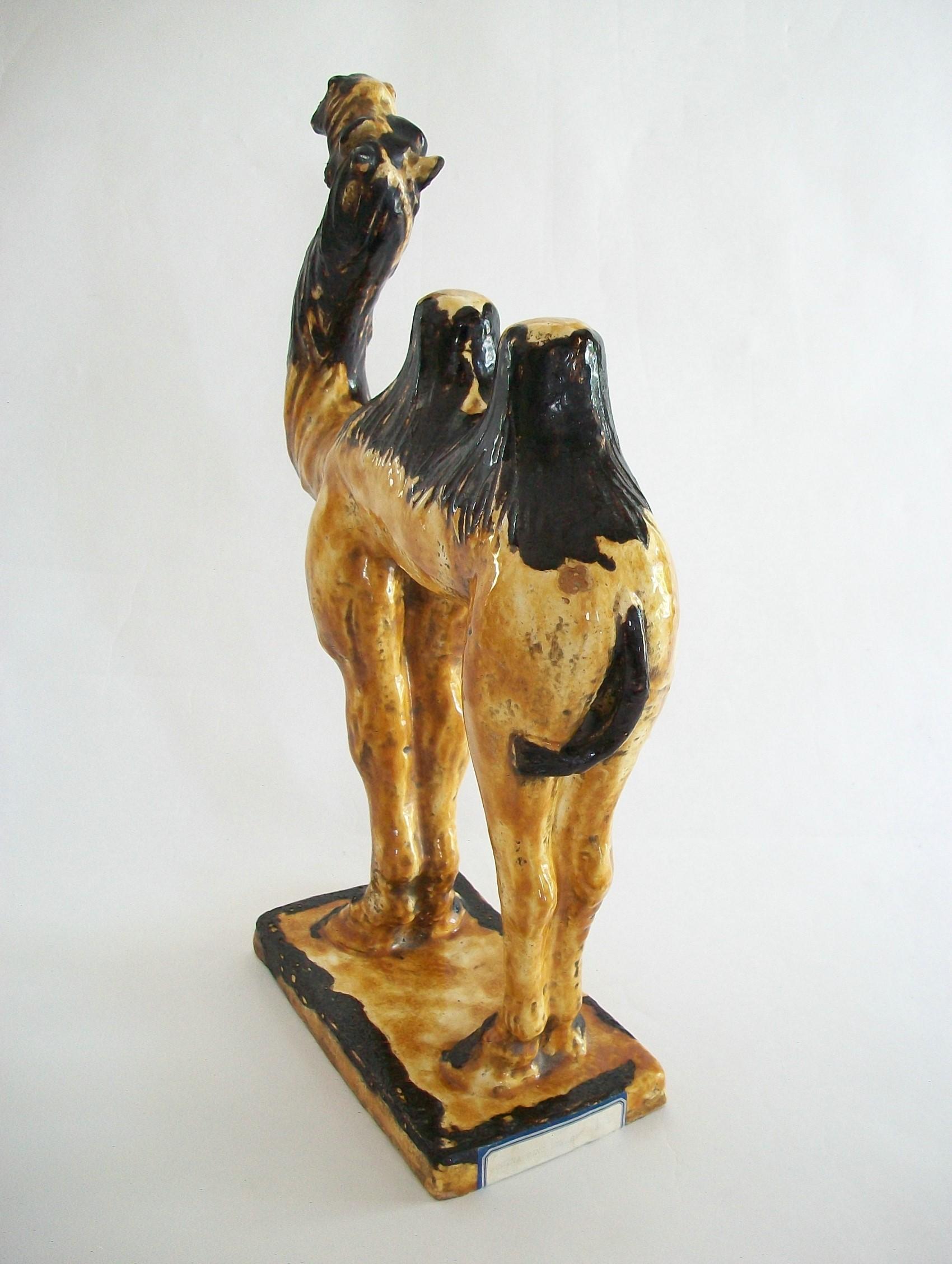 Ancienne figurine de chameau de Bactriane en terre cuite émaillée de style chinois Tang en vente 1