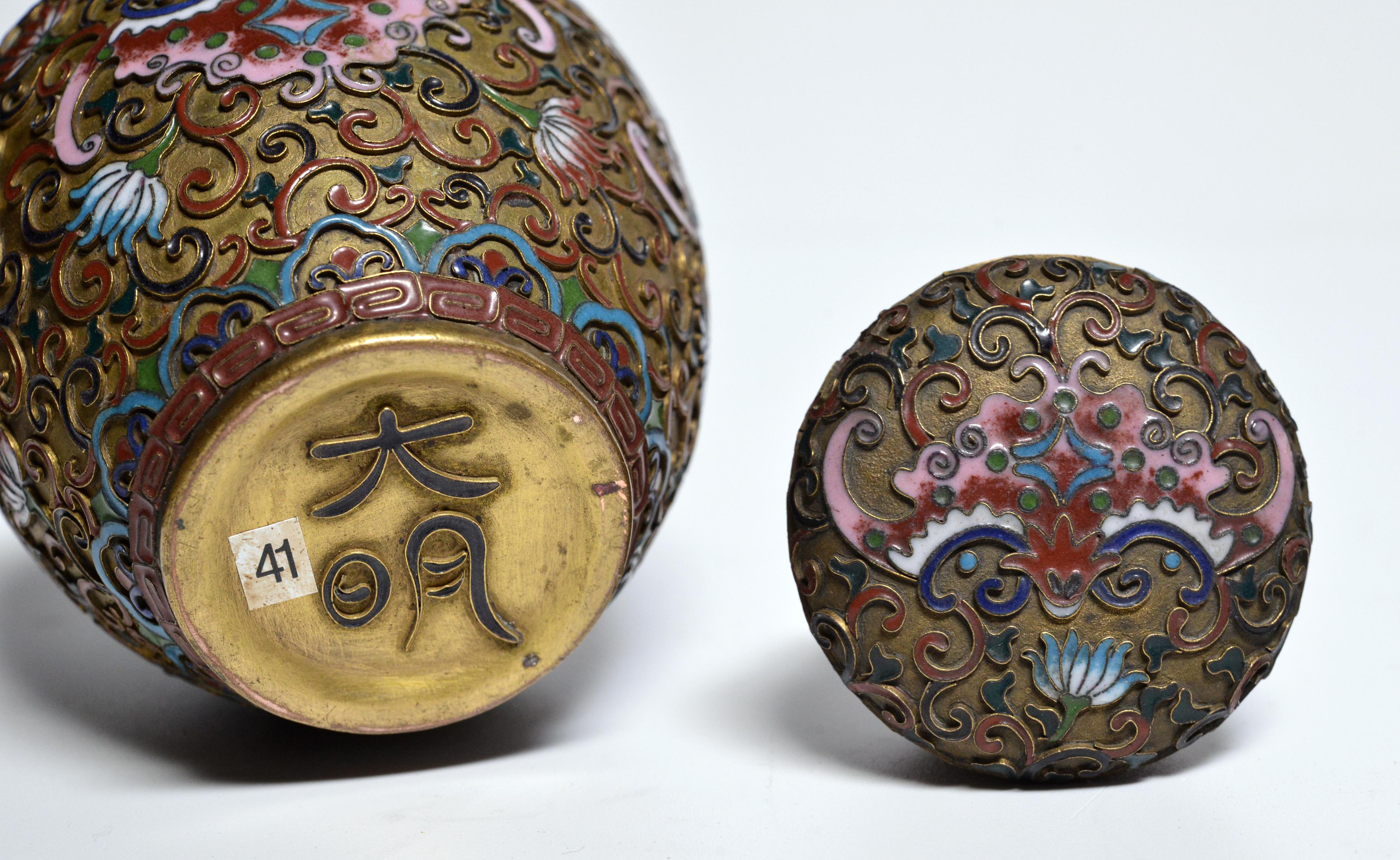 Antike chinesische Teedose aus Cloisonné-Emaille auf Kupfer, 19. Jahrhundert (Handgeschnitzt) im Angebot