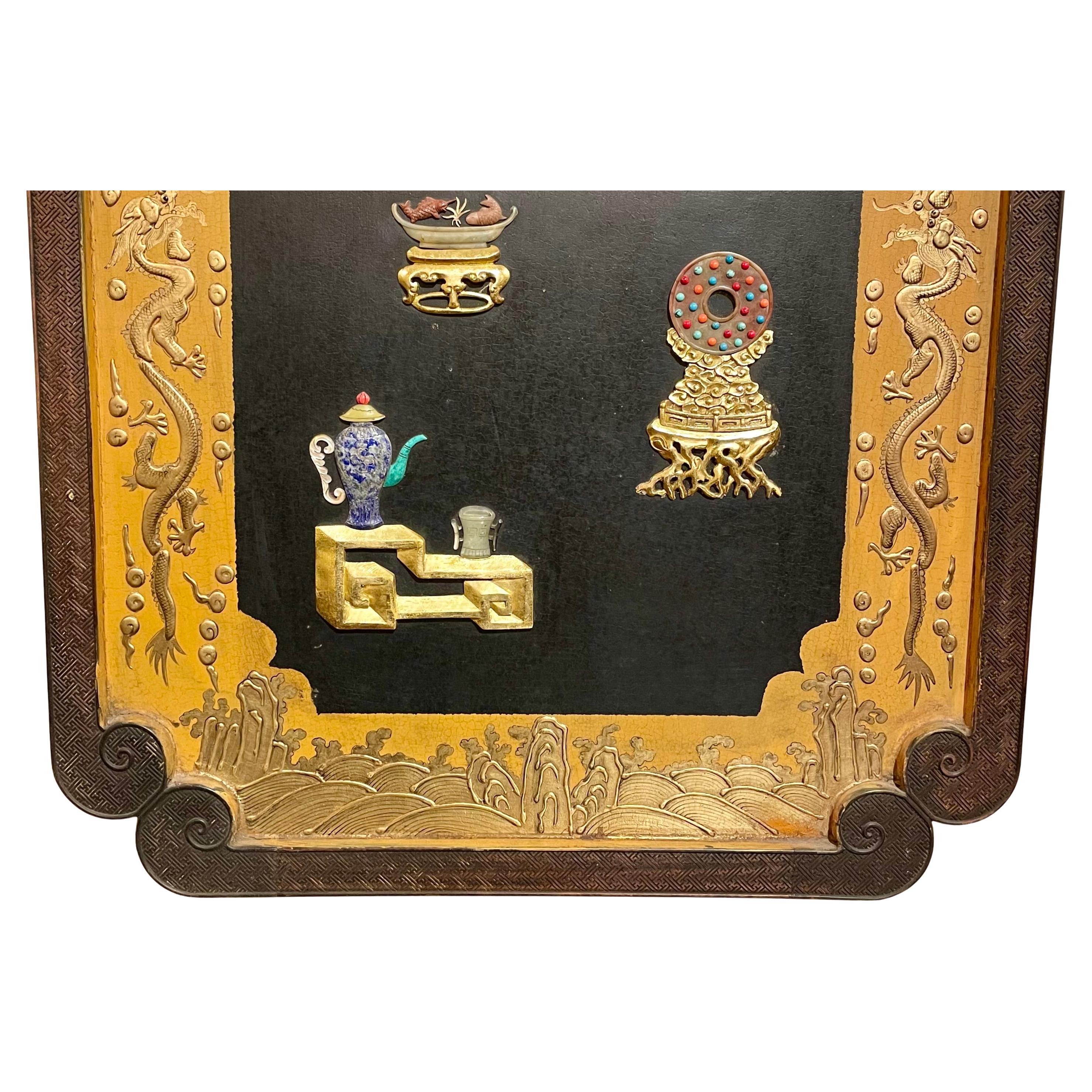 Ancienne plaque chinoise en laque dorée incrustée de jade et de pierres dures sur un cadre en teck, vers 1900.