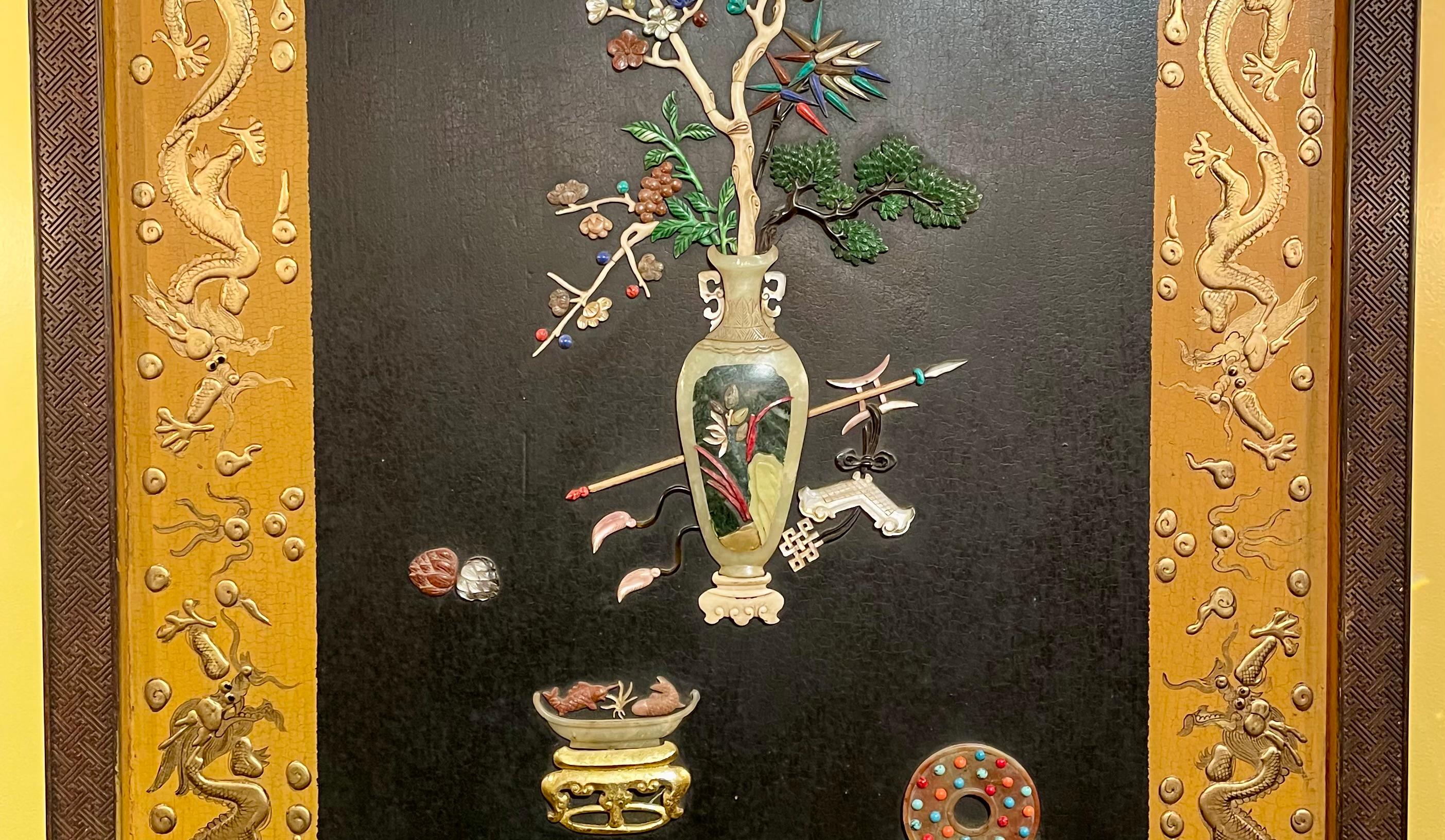 Chinois Plaque chinoise ancienne encadrée de teck laqué doré incrustée de jade et de pierres dures. en vente