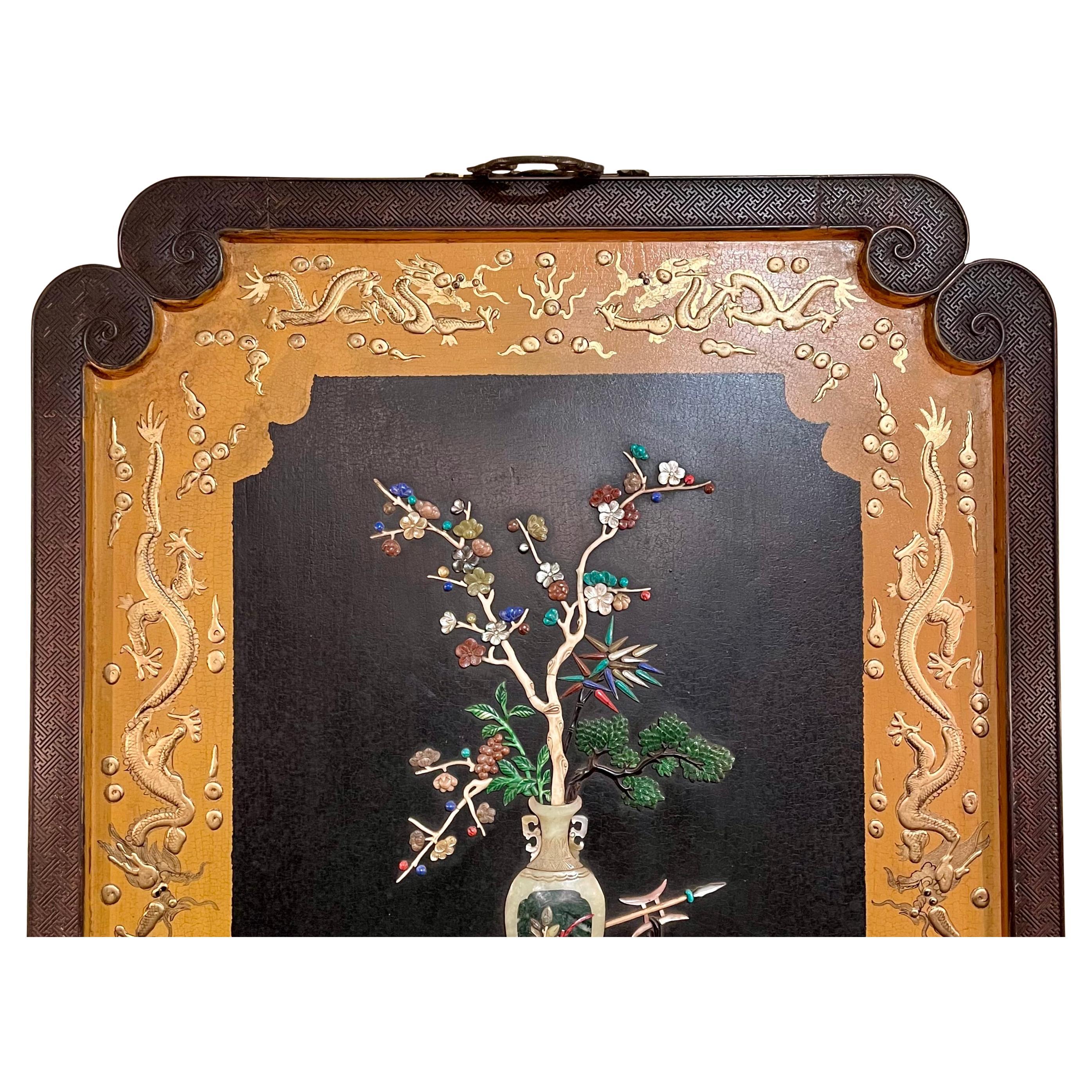 Plaque chinoise ancienne encadrée de teck laqué doré incrustée de jade et de pierres dures. Bon état - En vente à New Orleans, LA