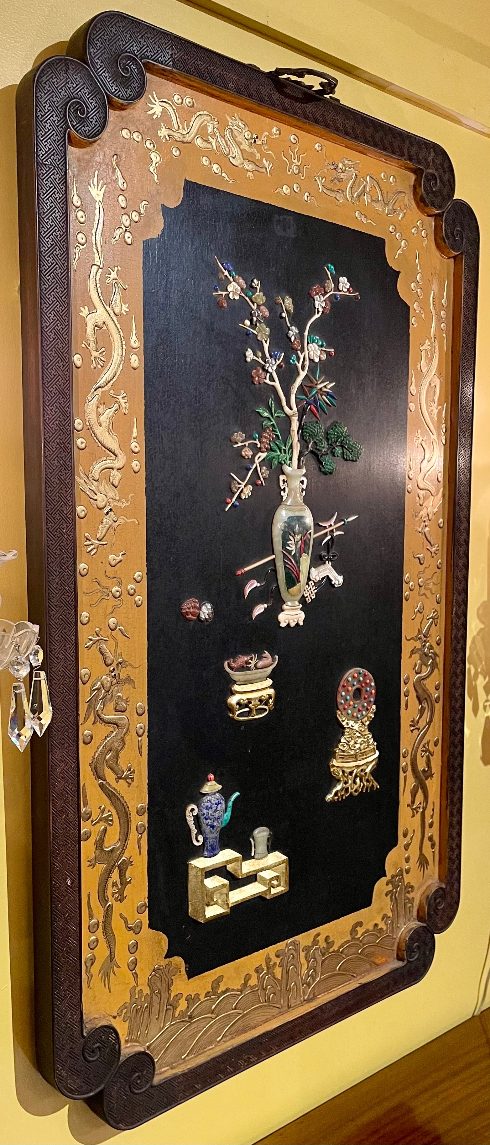 20ième siècle Plaque chinoise ancienne encadrée de teck laqué doré incrustée de jade et de pierres dures. en vente
