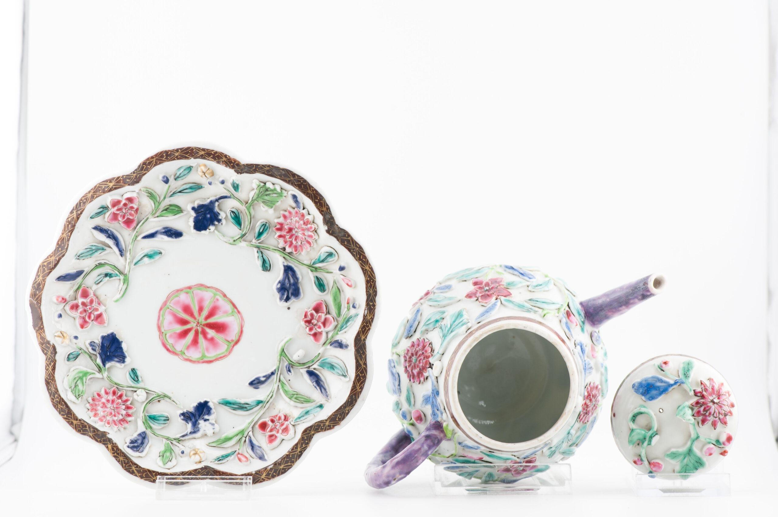 Antique Chinese Teapot and Pattipan with Relief Flowers Yongzheng Porcelain In Good Condition In Amsterdam, Noord Holland