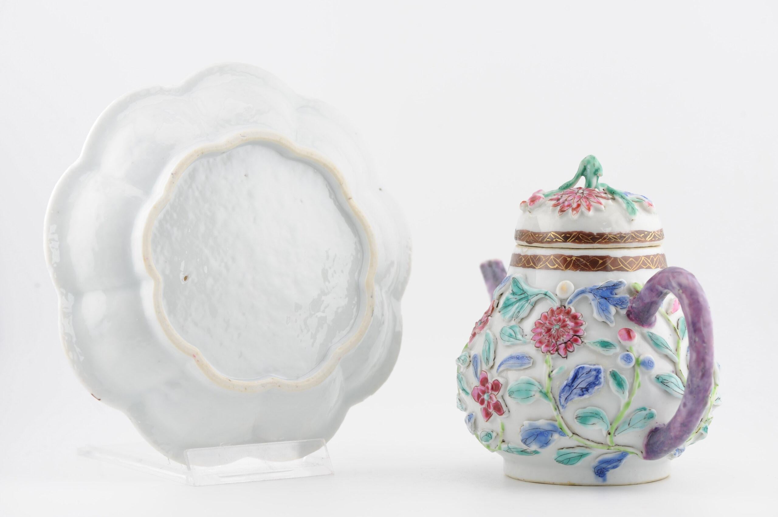 Fino al XVIII secolo Antica teiera cinese con fiori a rilievo in porcellana Yongzheng in vendita
