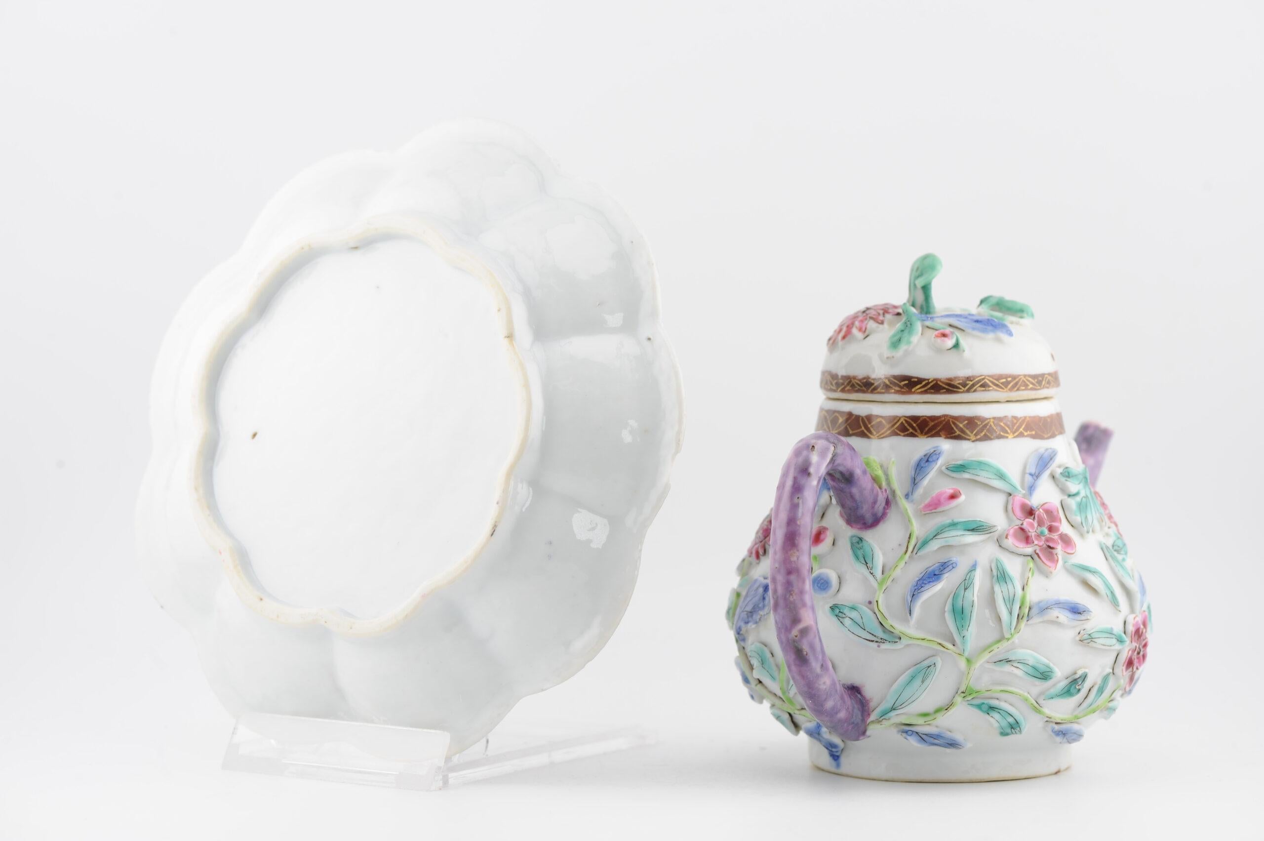 Antica teiera cinese con fiori a rilievo in porcellana Yongzheng in vendita 1