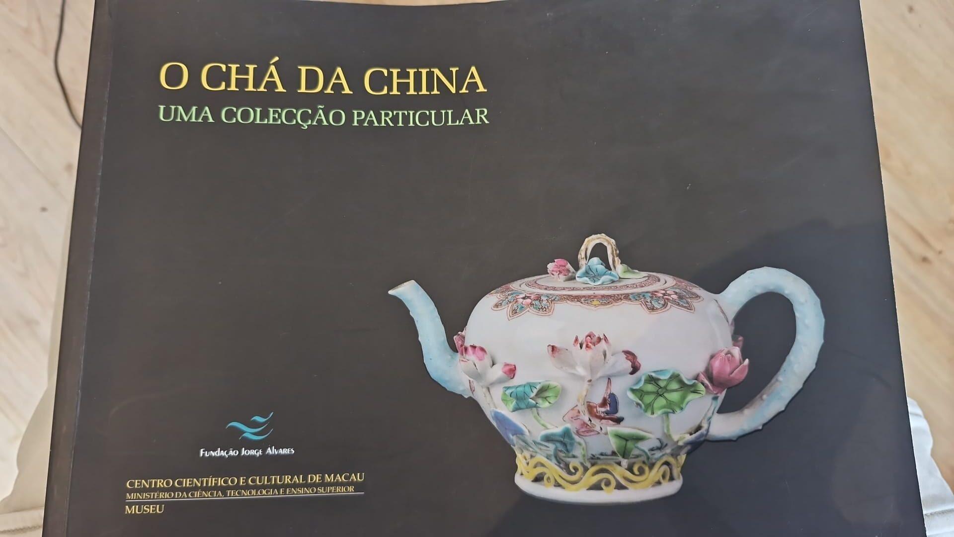 Antica teiera cinese con fiori a rilievo in porcellana Yongzheng in vendita 2