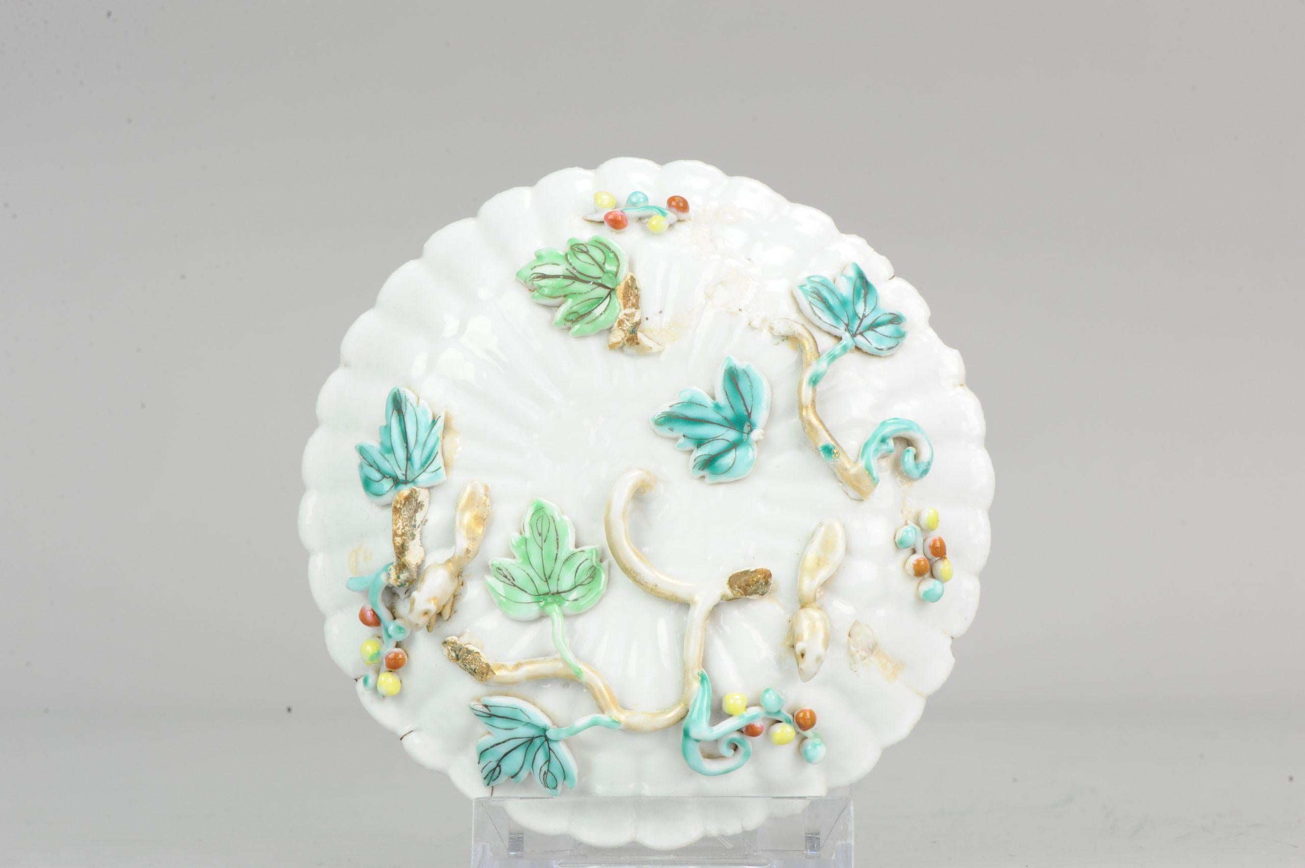 Porcellana Antica tazza cinese con piattino Yongzheng/Qianlong, ciotola da tè con paesaggio in rilievo Qing in vendita