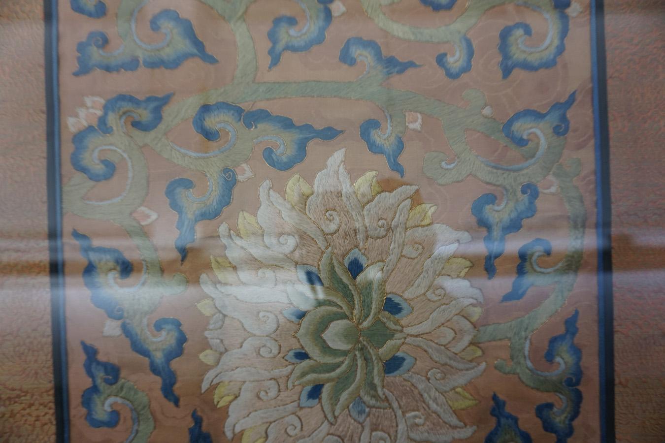 19th Century Chinese Silk Embroidery ( 1'6'' X 4' - 46 X 122 ) For Sale 8