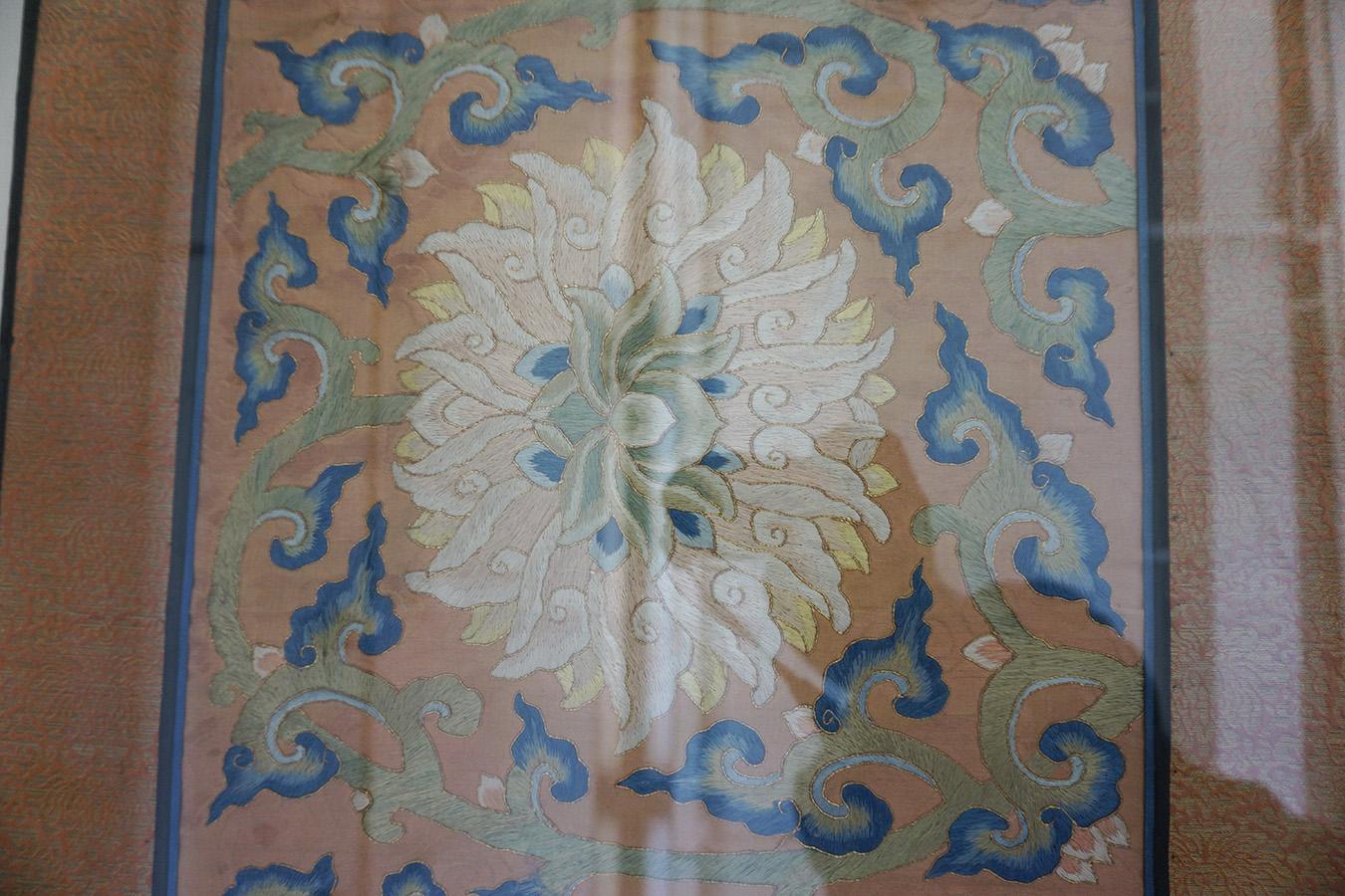 19th Century Chinese Silk Embroidery ( 1'6'' X 4' - 46 X 122 ) For Sale 1