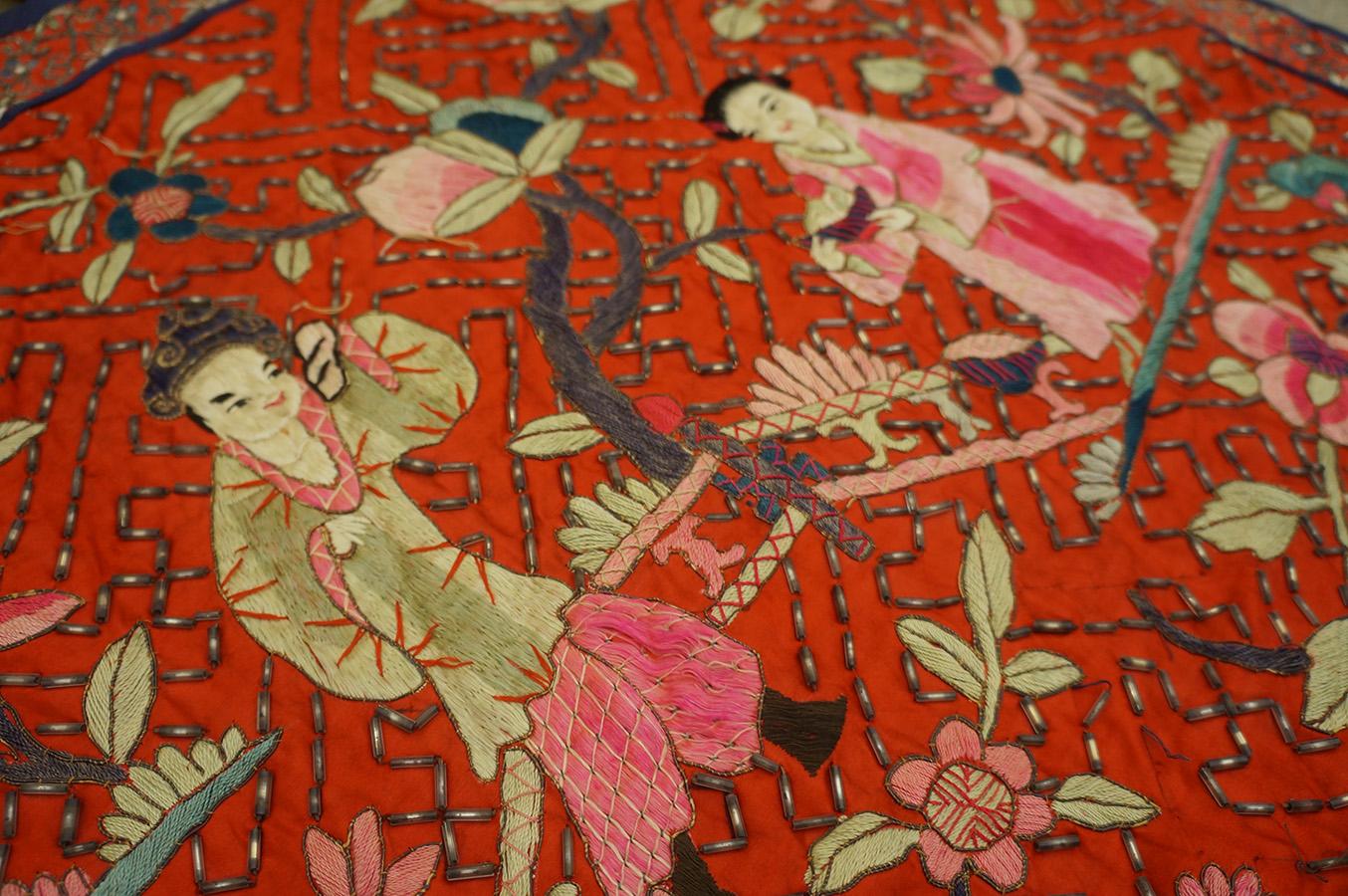 1930s Chinese Silk Pictorial Embroidery ( 2'  x 3' - 61 x 91 cm )  In Good Condition For Sale In New York, NY