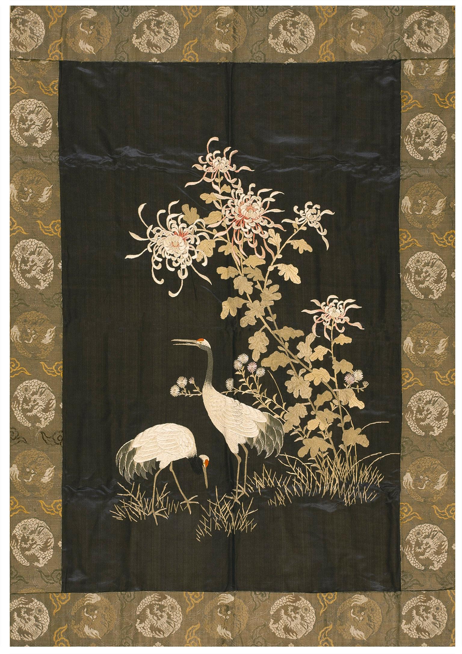 Hand-Woven Early 20th Century Silk Chinese Embroidery ( 3'9'' x 5'2'' - 115 x 157 ) For Sale