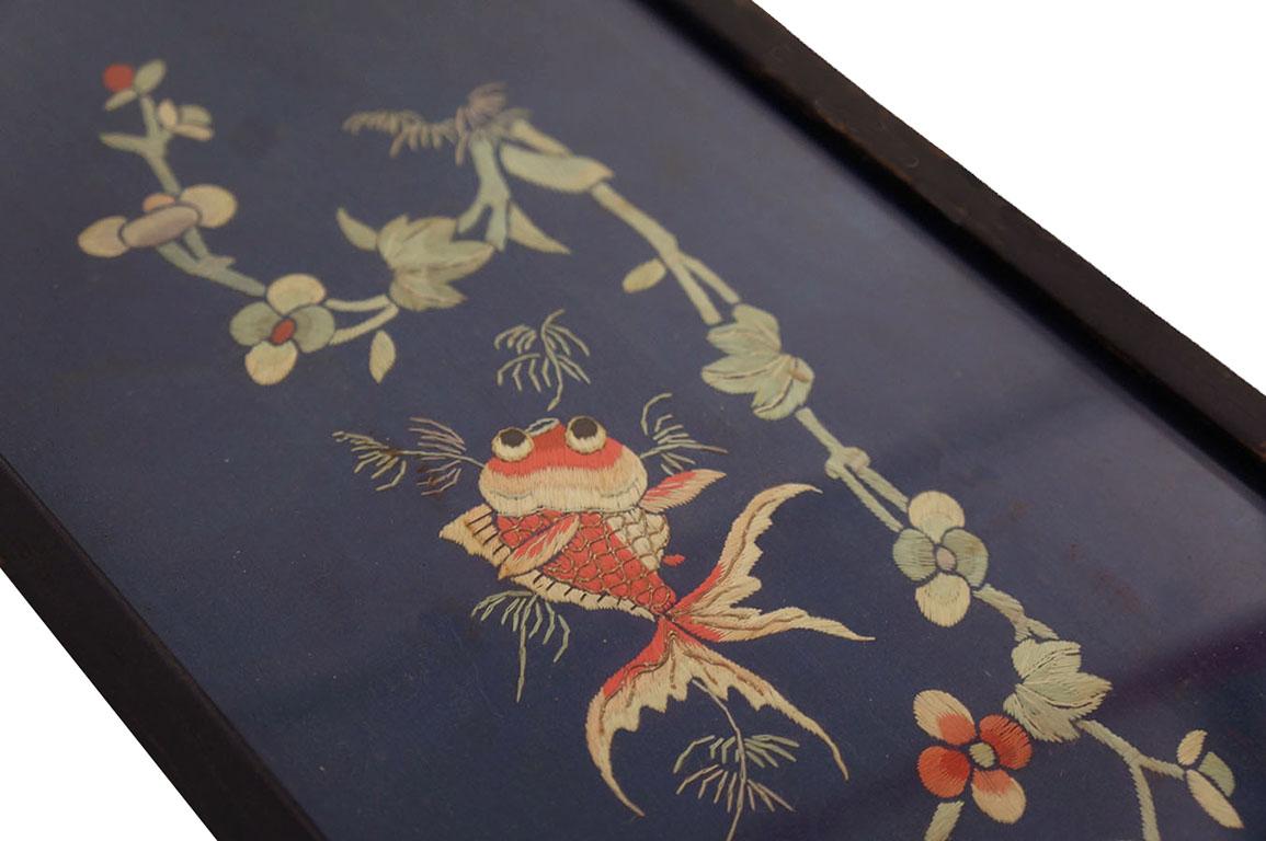 Textile chinois ancien avec cadre, taille : 0' 8''x 1' 10''.