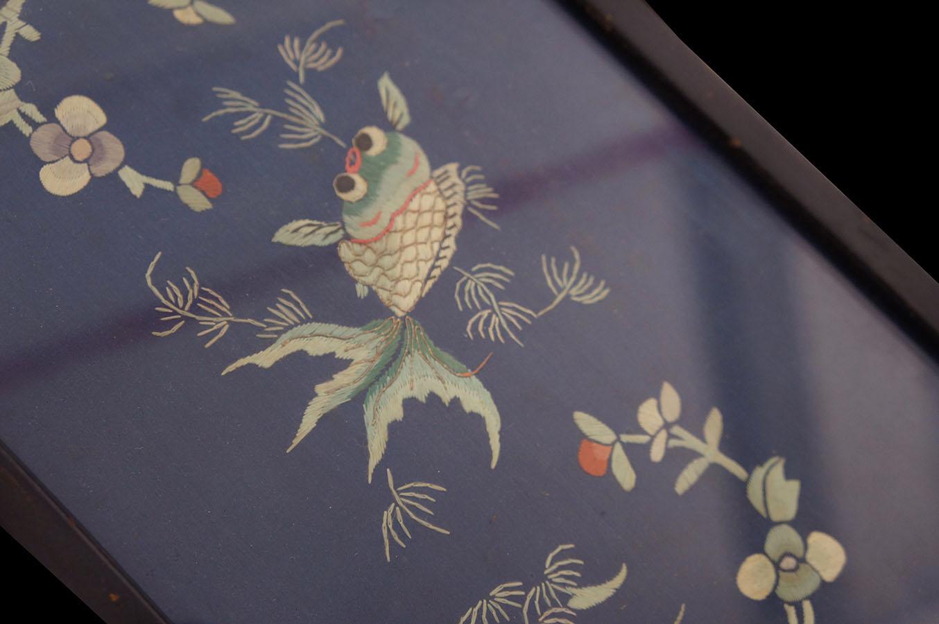 Chinois Textile chinois ancien cultivé à la main de 0' 8''x 1' 10'' en vente
