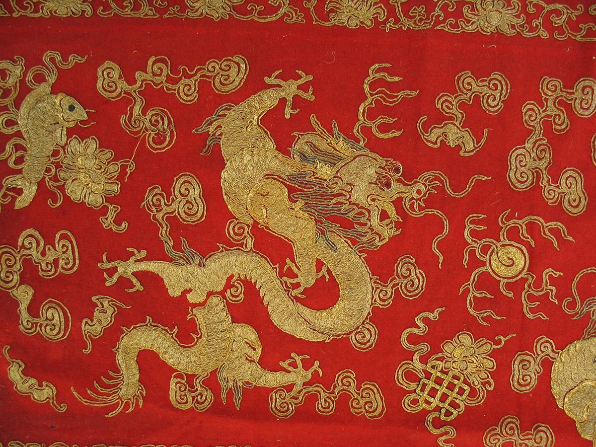 Late 19th Century 19th Century Chinese Silk & Gold Thread Embroidery ( 5'5