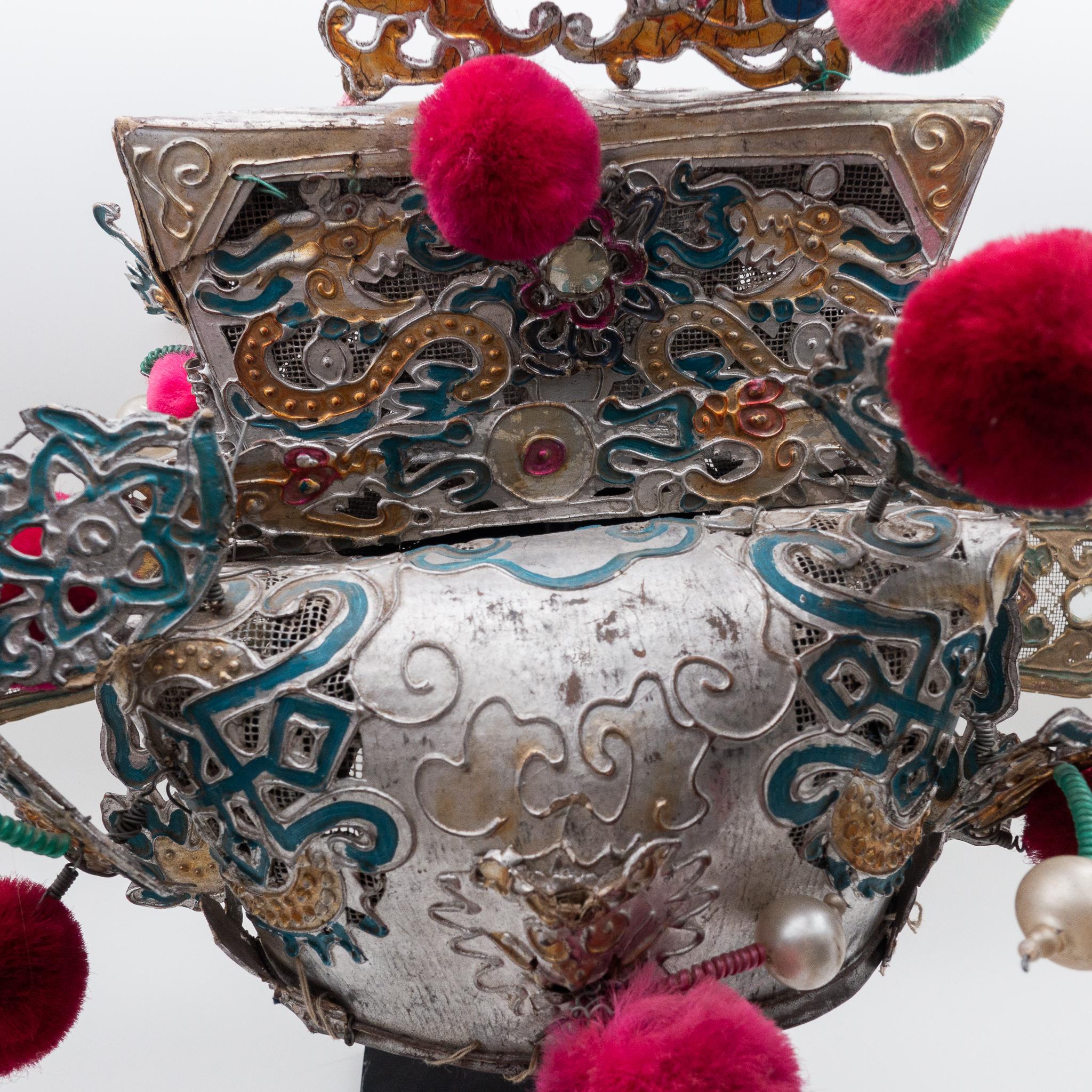 Chinesischer Operntheater-Kopfschmuck im Vintage-Stil in Türkis-, Silber- und Goldtönen mit künstlichen weißen Perlen und rubinroten und mehrfarbigen Bommeln, Anfang des 20. Jahrhunderts, montiert auf einem speziell angefertigten, schwarz lackierten