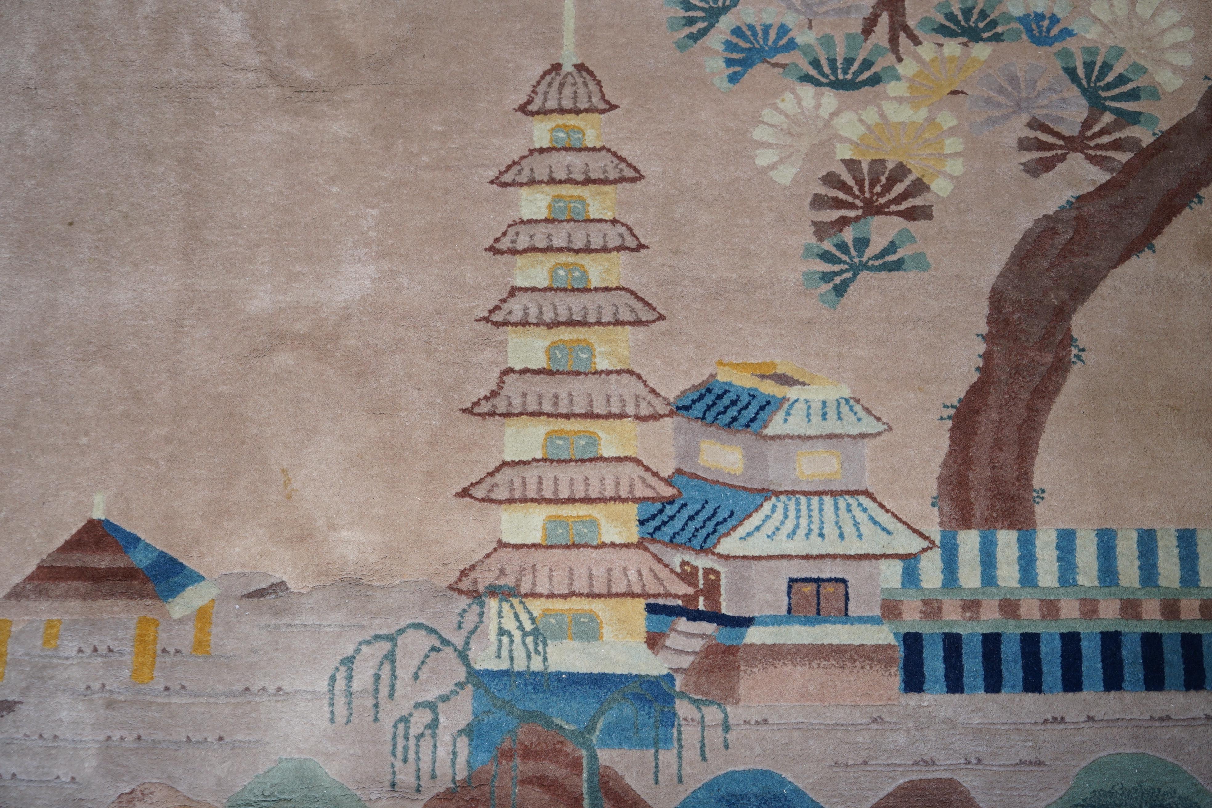 Antico tappeto cinese in lana a nodi fitti con tempio a pagoda e alberi floreali in vendita 2