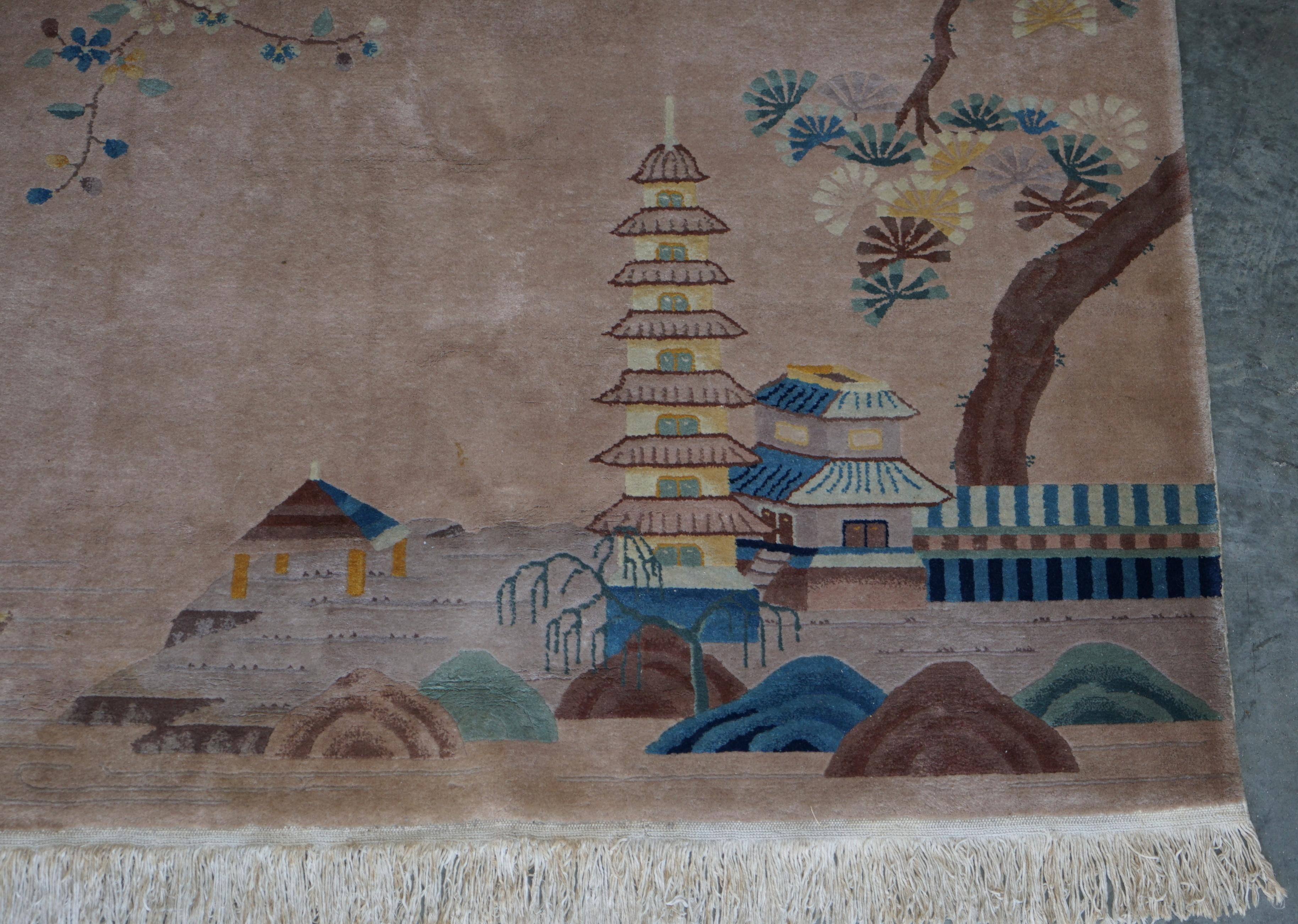 Siamo lieti di offrire in vendita questo tappeto cinese vintage, di medie dimensioni, con una bella decorazione di un tempio pagoda e un albero mistico.

Ho una collezione di 12 tappeti che ora metto in vendita, di tutte le età, epoche e